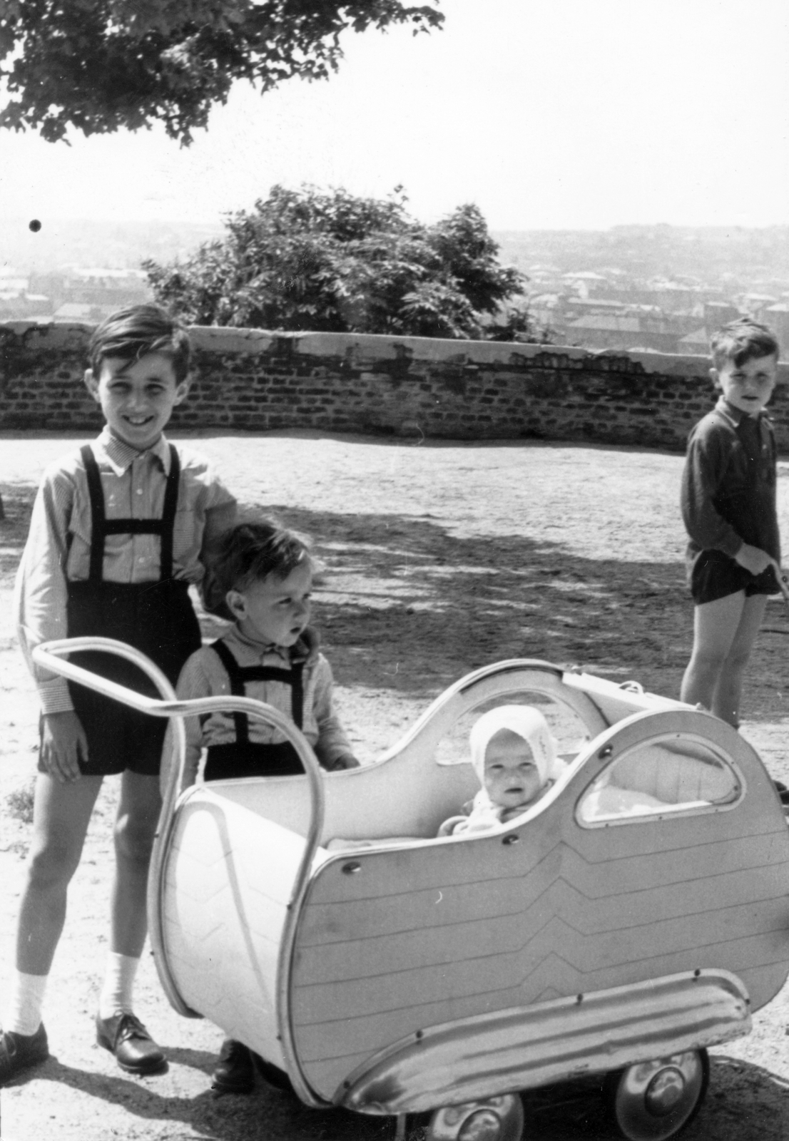 Hungary, Budapest I., Tóth Árpád sétány. Ikarus gyártmányú magyar babakocsi., 1957, Gál László, baby carriage, tableau, kids, Budapest, Fortepan #29468