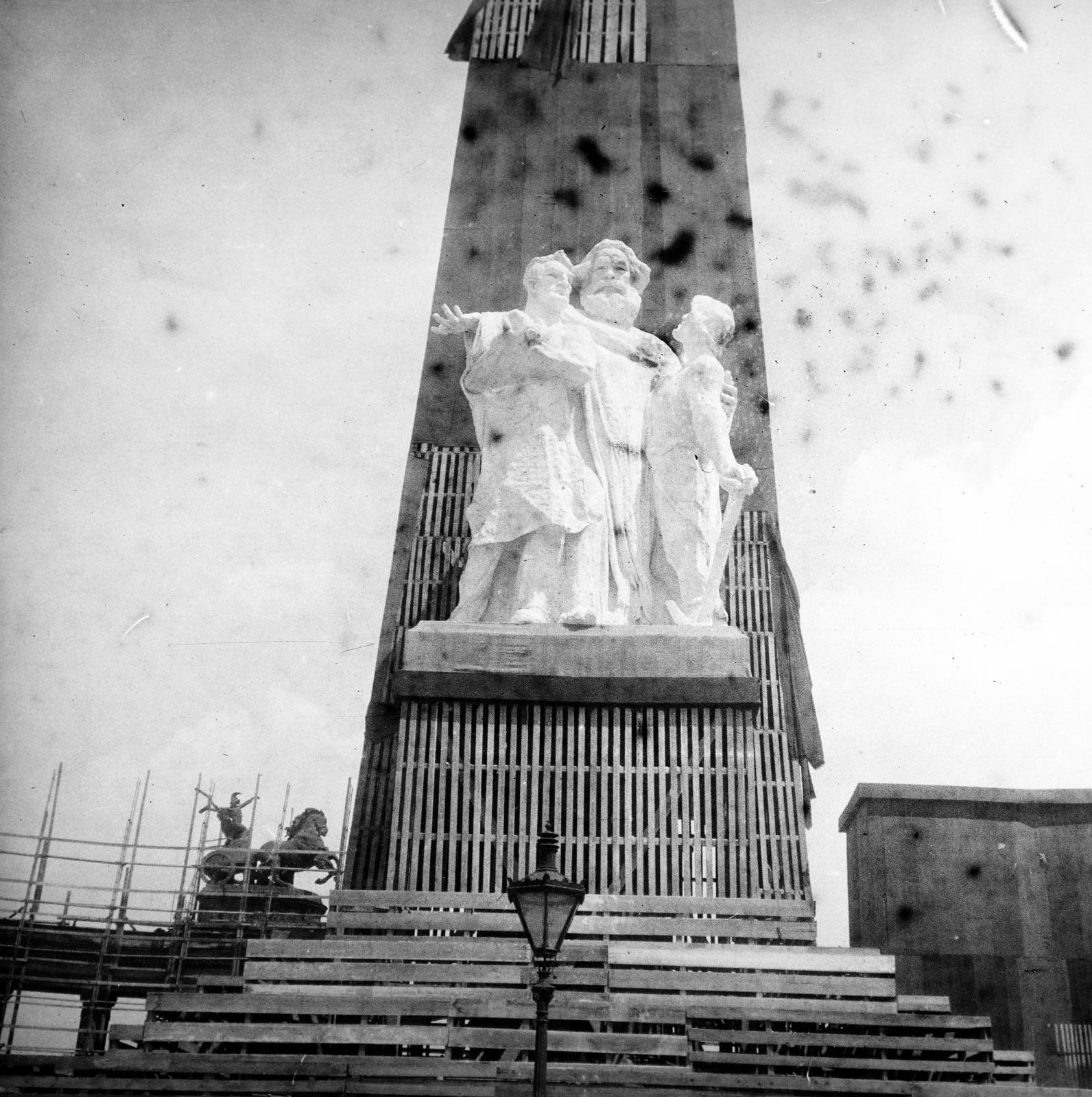 1919, Urbánné dr. Lux Judit, damaged photo, sculptural group, photo aspect ratio: square, 1st of May parade, Karl Marx-portrayal, Hungarian Soviet Republic, Fortepan #294682
