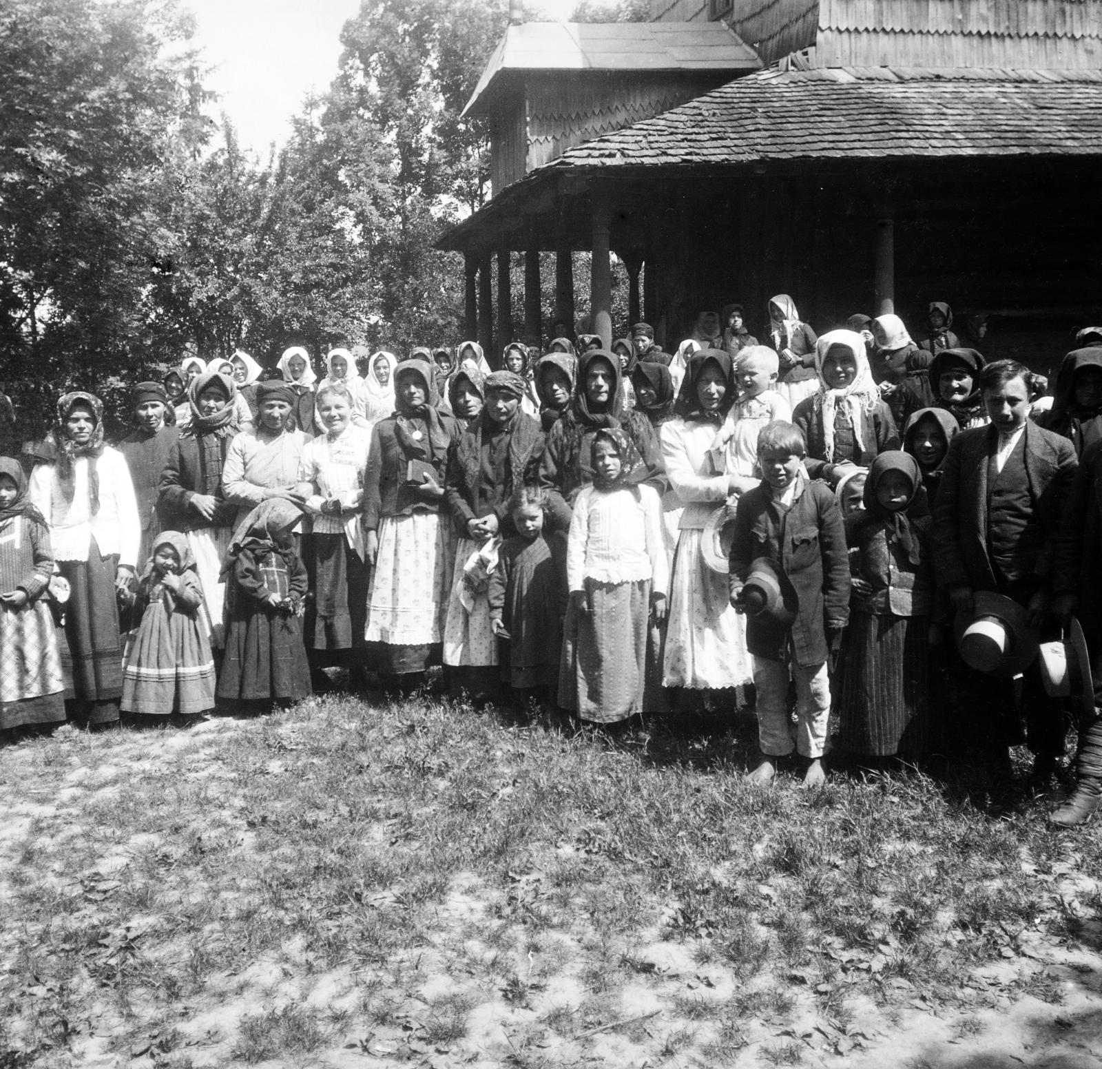 1916, Urbánné dr. Lux Judit, Lux Gyula, képarány: négyzetes, népviselet, imakönyv, templom, fatemplom, Fortepan #294689