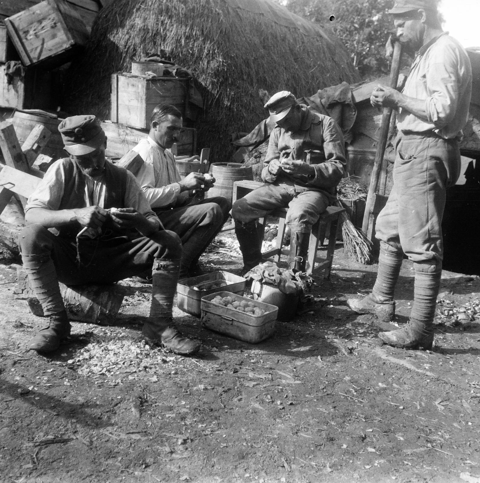 1916, Urbánné dr. Lux Judit, Lux Gyula, krumplipucolás, első világháború, Fortepan #294692