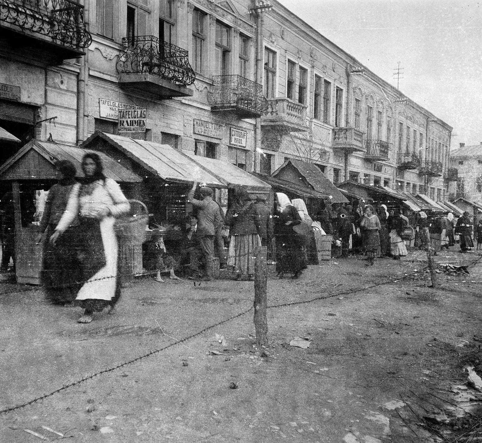 1916, Urbánné dr. Lux Judit, market, balcony, Fortepan #294693