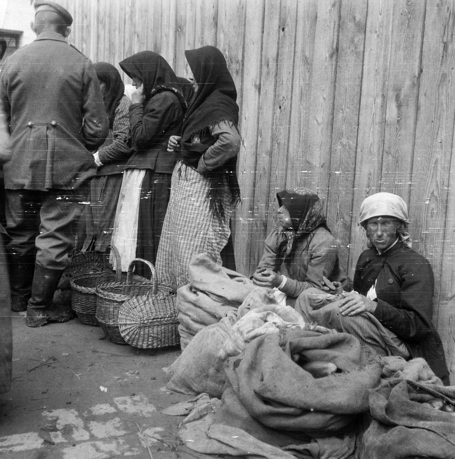 1916, Urbánné dr. Lux Judit, Lux Gyula, piac, szegénység, kosár, kofa, képarány: négyzetes, csizma, vállkendő, zsák, fejkendő, katona, népviselet, Fortepan #294695