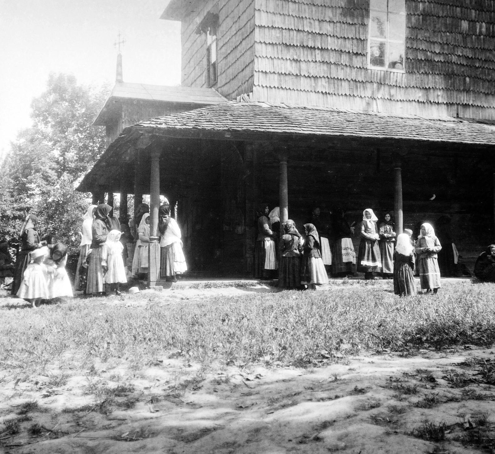 1916, Urbánné dr. Lux Judit, Lux Gyula, népviselet, templom, Fortepan #294699