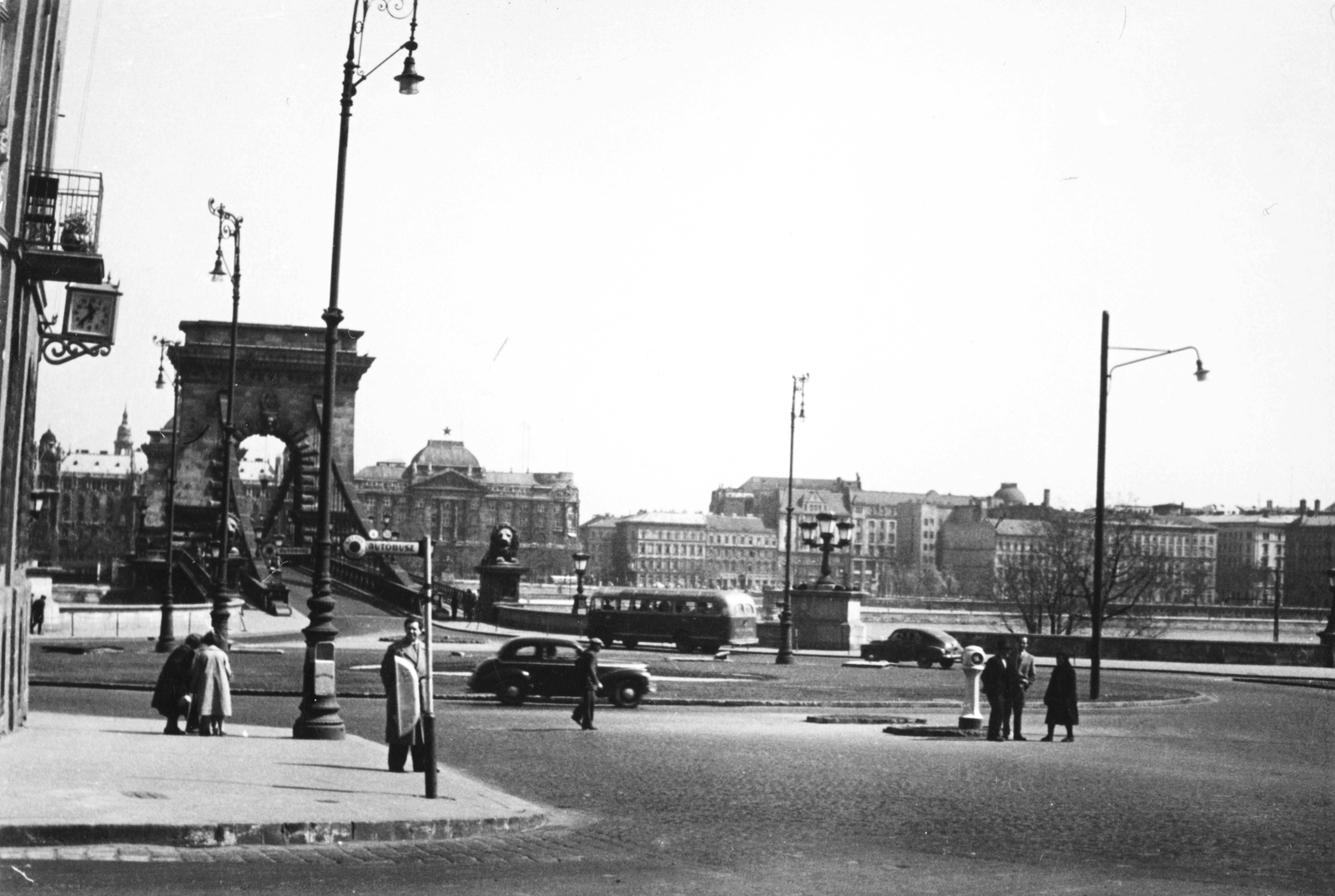 Hungary, Budapest I., Clark Ádám tér, háttérben a Széchenyi Lánchíd., 1957, Gál László, transport, bridge, traffic, watch, street view, genre painting, bus stop, csibi lamp, Budapest, suspension bridge, William Tierney Clark-design, Fortepan #29470