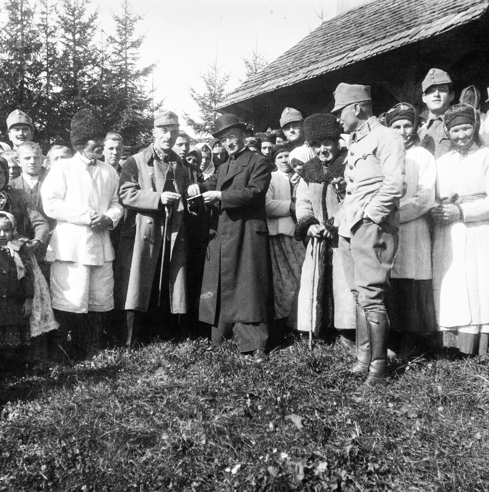 1916, Urbánné dr. Lux Judit, Lux Gyula, népviselet, zsebredugott kéz, reverenda, csoportkép, első világháború, Fortepan #294700