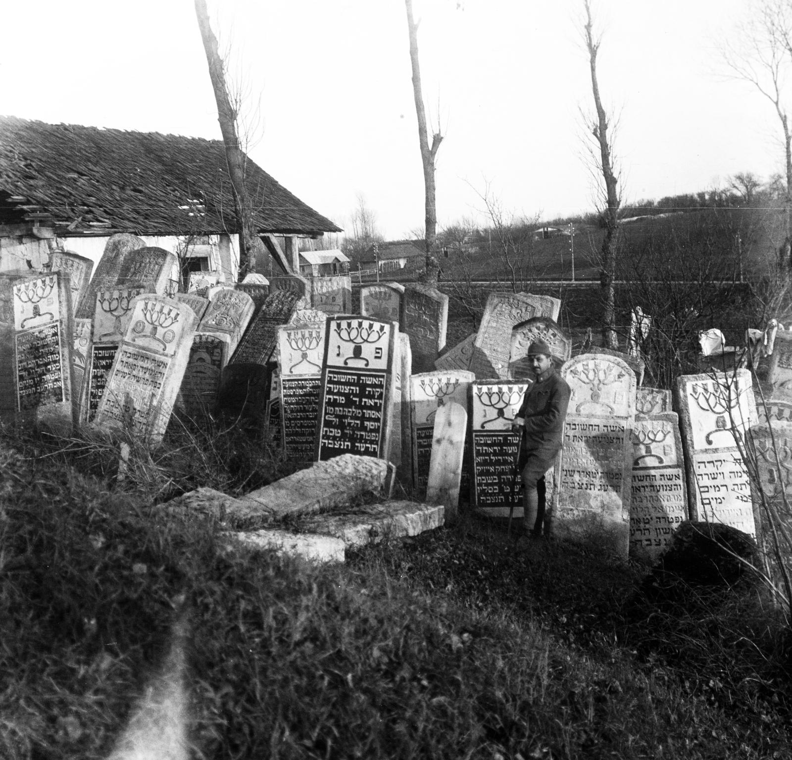 1916, Urbánné dr. Lux Judit, Lux Gyula, sírkő, menóra, héber írás, képarány: négyzetes, első világháború, zsidóság, temető, Fortepan #294707