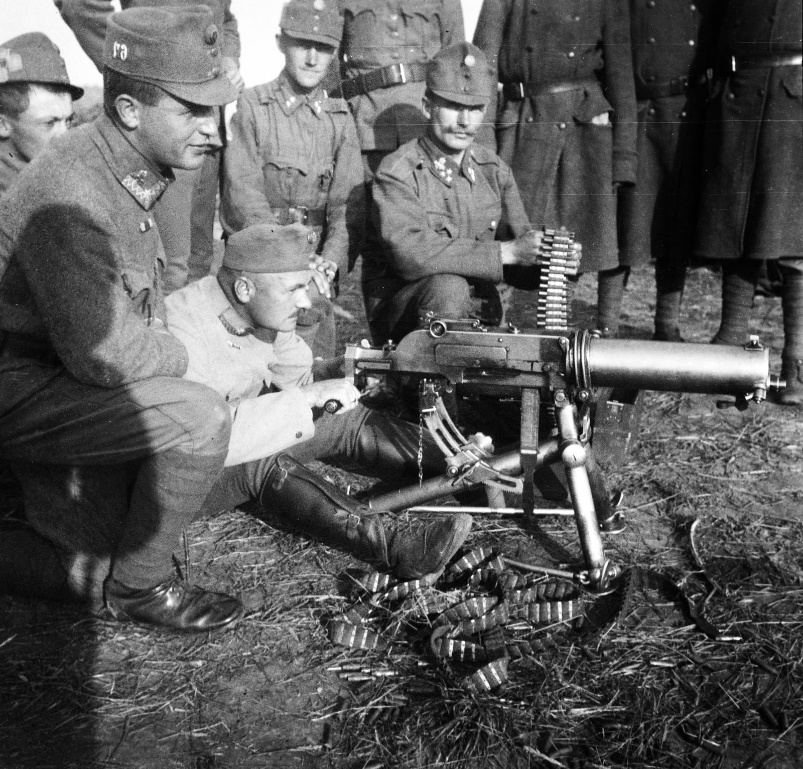 1917, Urbánné dr. Lux Judit, machine-gun belt, machine gun, First World War, Fortepan #294719