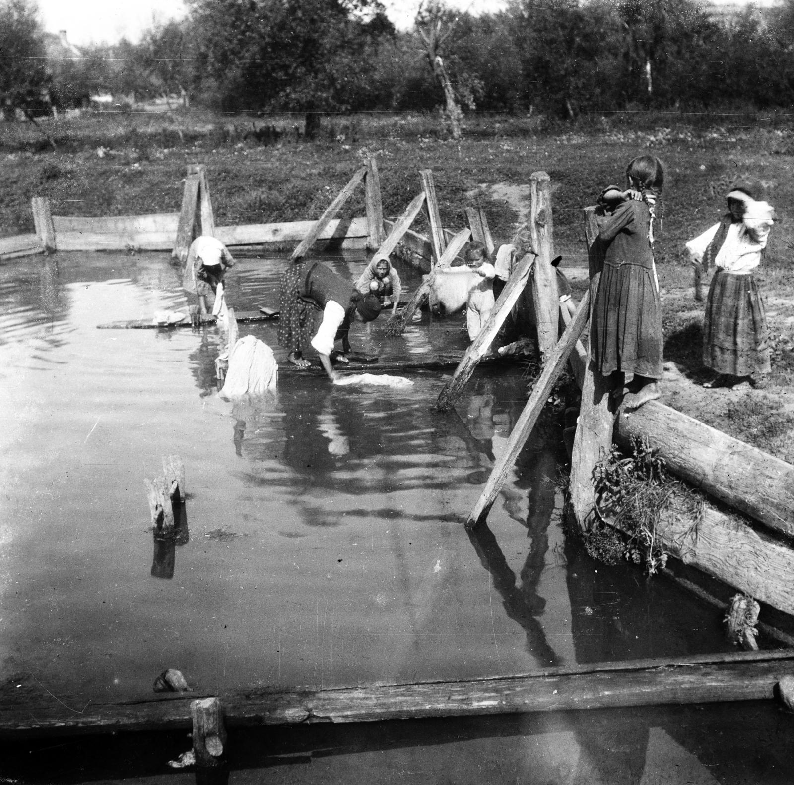 1917, Urbánné dr. Lux Judit, Lux Gyula, mosás, falu, képarány: négyzetes, Fortepan #294723