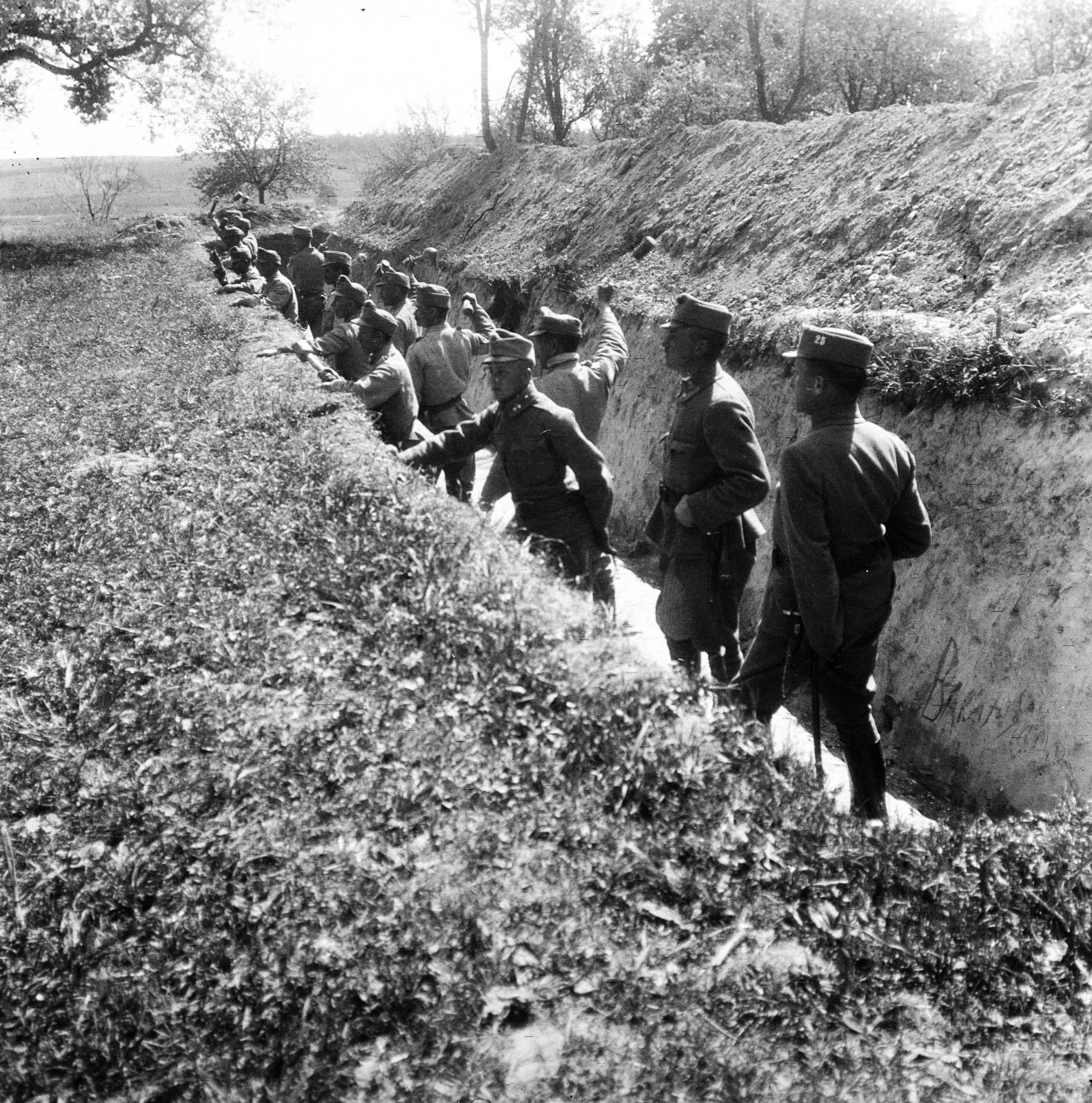 1917, Urbánné dr. Lux Judit, Lux Gyula, képarány: négyzetes, lövészárok, első világháború, Fortepan #294732