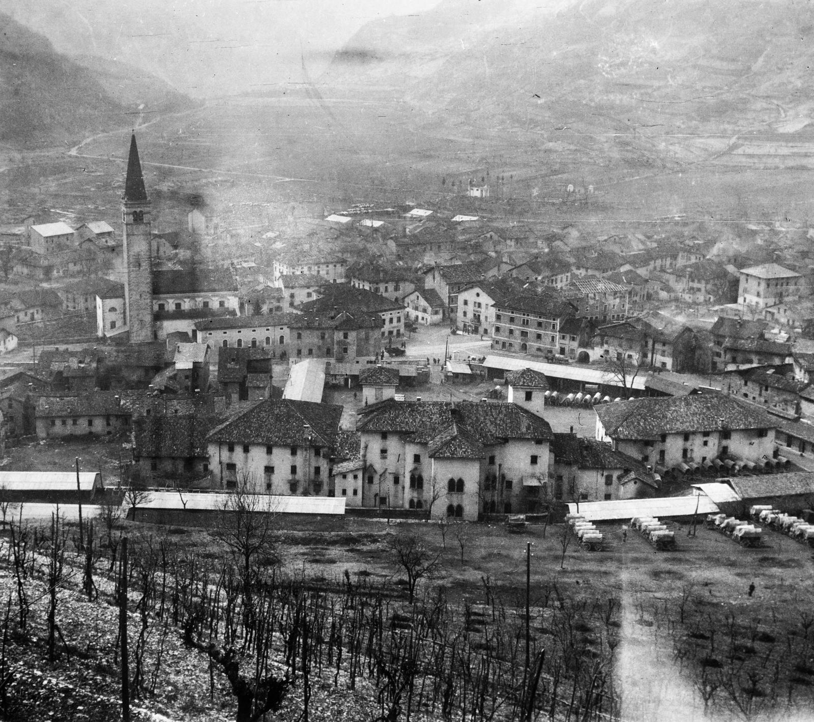 Italy, Arsiè, a város látképe, balra a Szűz Mária Mennybemenetele templom (Chiesa di Santa Maria Assunta)., 1917, Urbánné dr. Lux Judit, valley, steeple, picture, First World War, Fortepan #294738