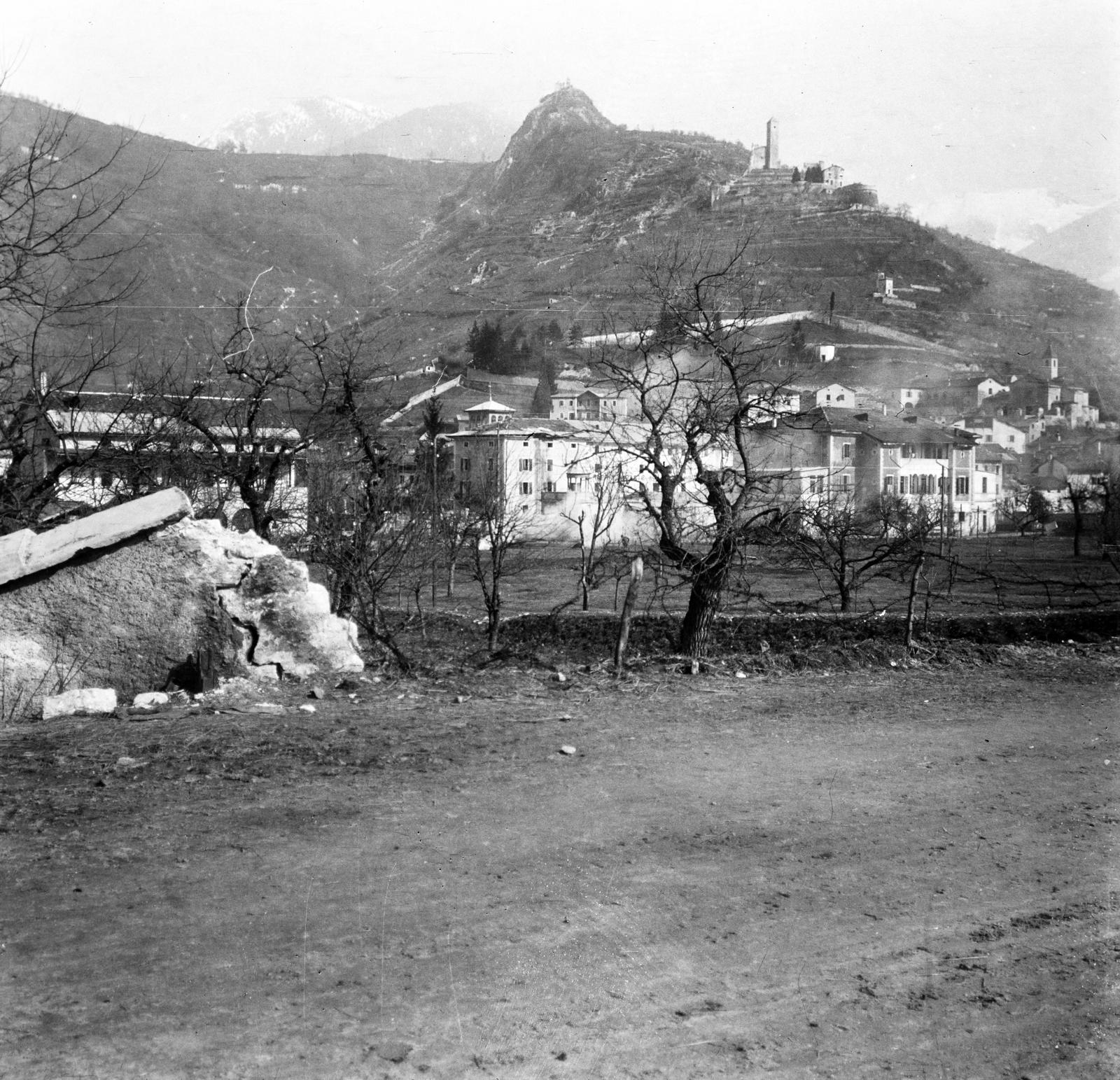 Olaszország, Borgo Valsugana, fent a Telvana kastély (Castel Telvana), jobbra a Páduai Szent Antal-templom (Chiesa di Sant'Antonio di Padova)., 1918, Urbánné dr. Lux Judit, Lux Gyula, hegy, látkép, lakóház, képarány: négyzetes, Fortepan #294752
