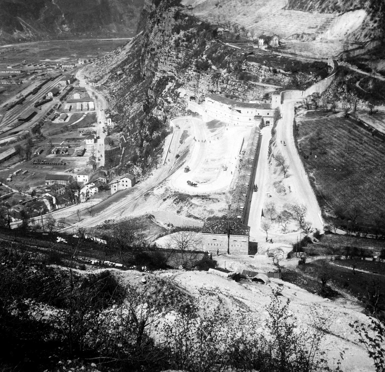 Olaszország, Primolano, a Tagliatta della Scala erőd a Primolano és Fastro közötti úton., 1918, Urbánné dr. Lux Judit, Lux Gyula, hegyoldal, látkép, felülnézet, képarány: négyzetes, Fortepan #294753