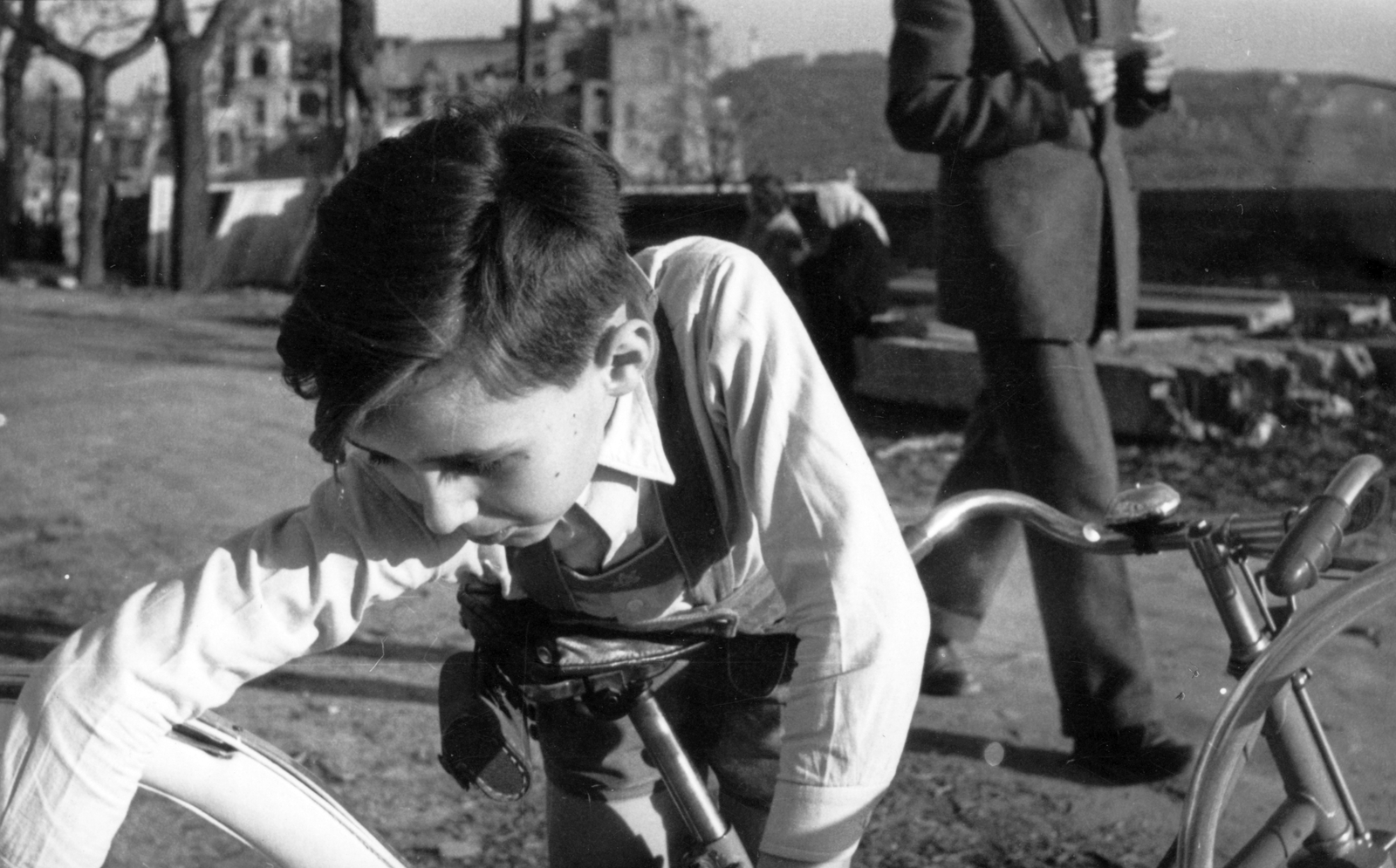 Hungary, Budapest I., a felvétel a Tóth Árpád sétányon készült, háttérben a József főhercegi palota maradványa., 1957, Gál László, boy, Budapest, bicycle, Fortepan #29476