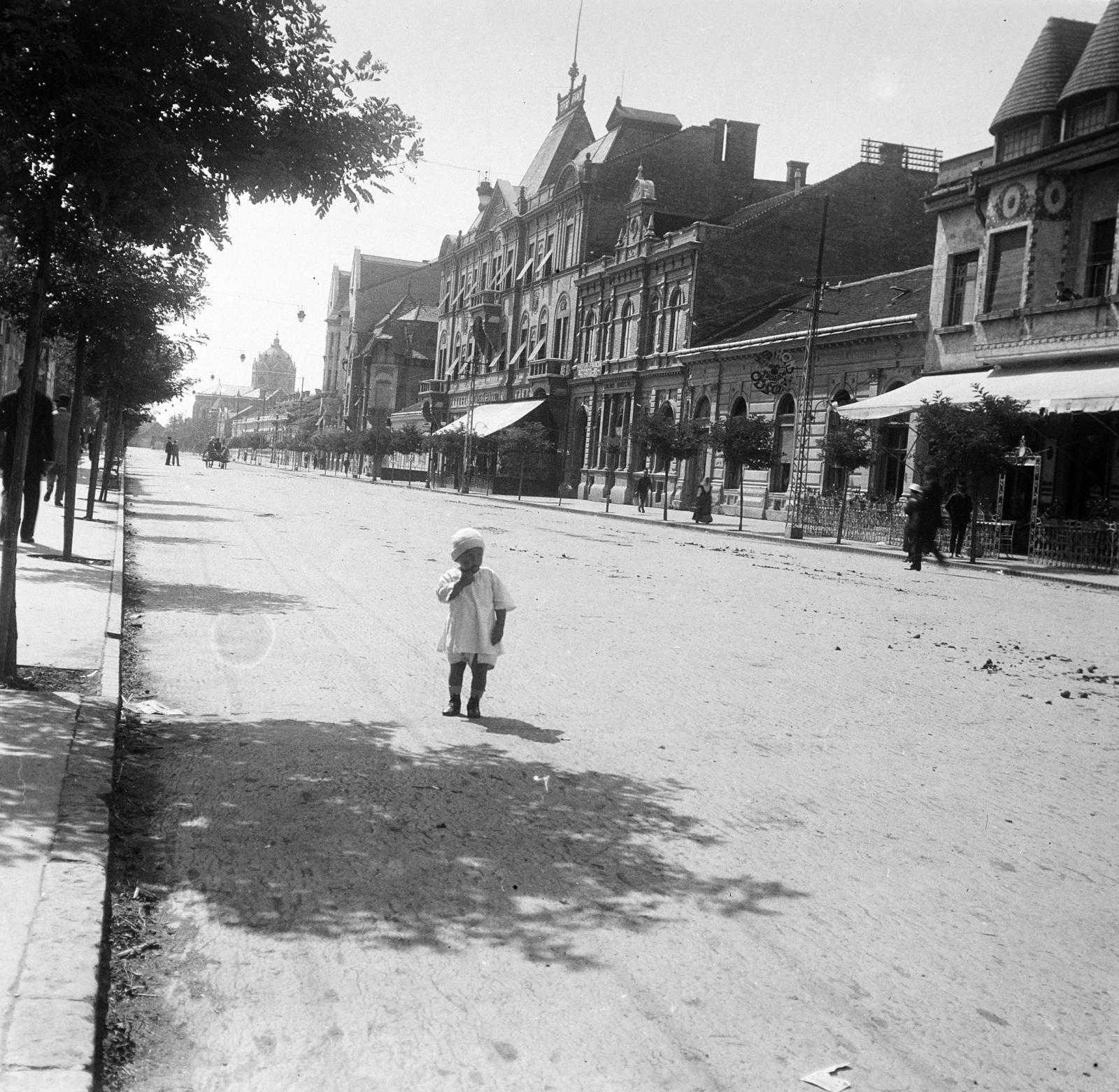 Magyarország, Szolnok, Szapáry utca 22. (ekkor gróf Szapáry utca 7.), Nemzeti Szálloda., 1914, Urbánné dr. Lux Judit, Lux Gyula, képarány: négyzetes, utcakép, Fortepan #294765