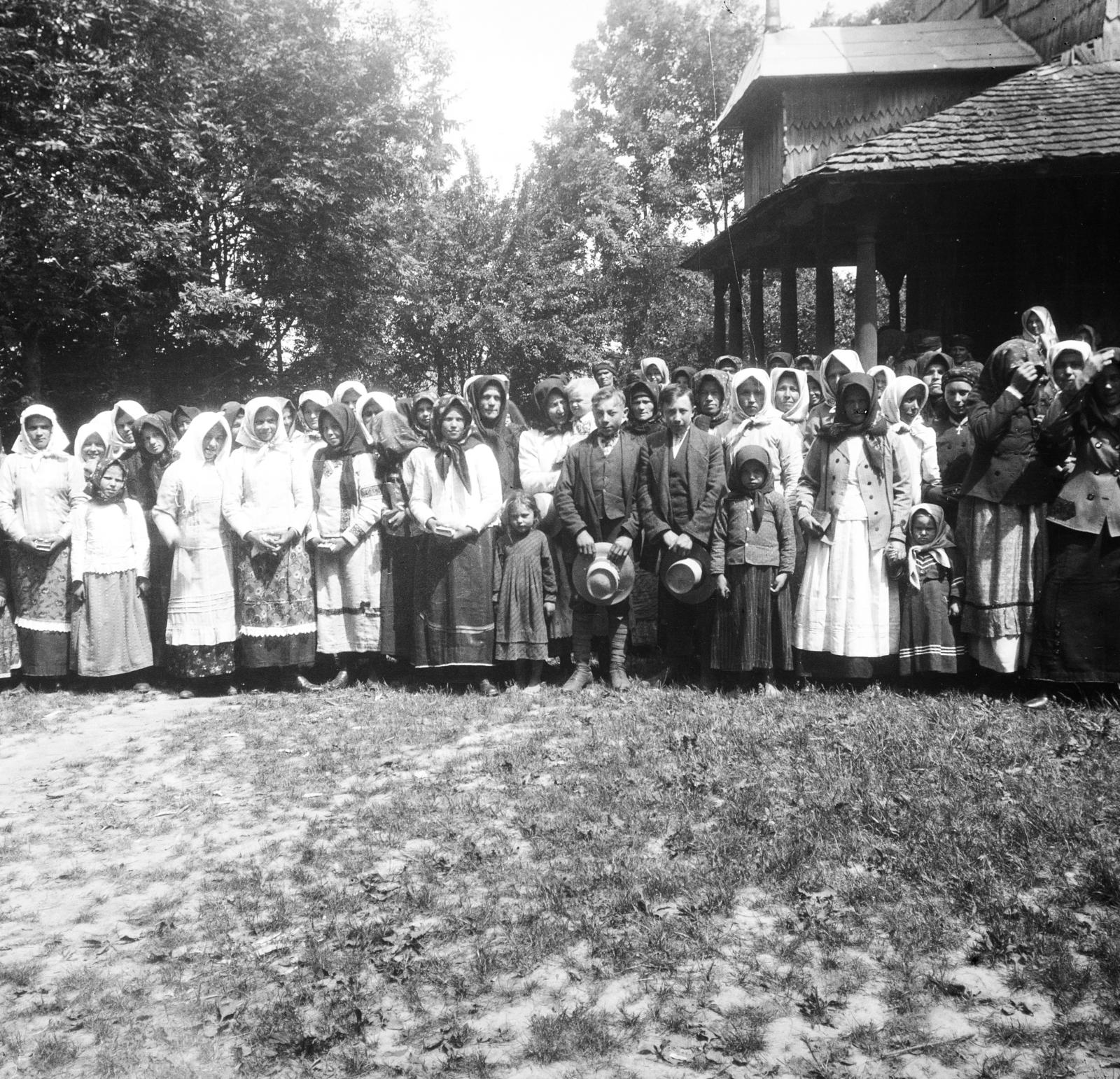 1914, Urbánné dr. Lux Judit, Lux Gyula, fejkendő, falu, képarány: négyzetes, csoportkép, csizma, imakönyv, zsindely, népviselet, kötény, Fortepan #294766