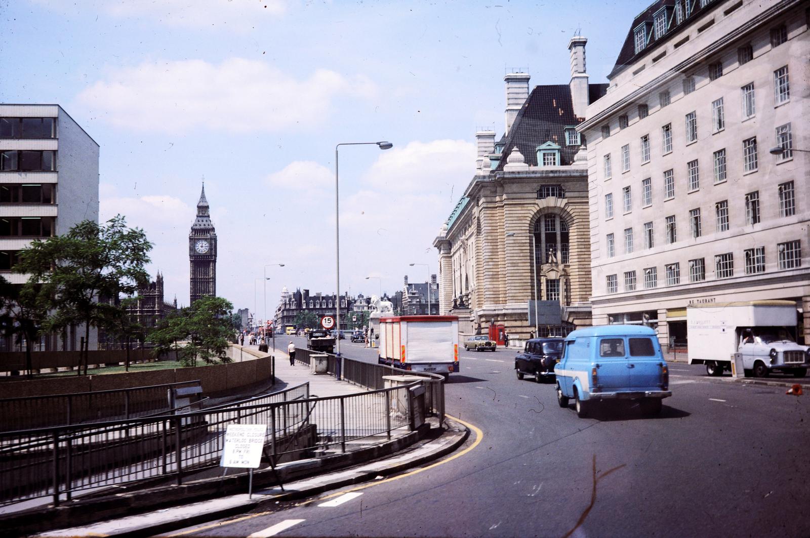 Egyesült Királyság, London, Westminster Bridge Road, balra a St Thomas' Hospital, majd a Big Ben, jobbra 
a County Hall előtt a South Bank Lion látható., 1976, Szegő István, Fortepan #294785