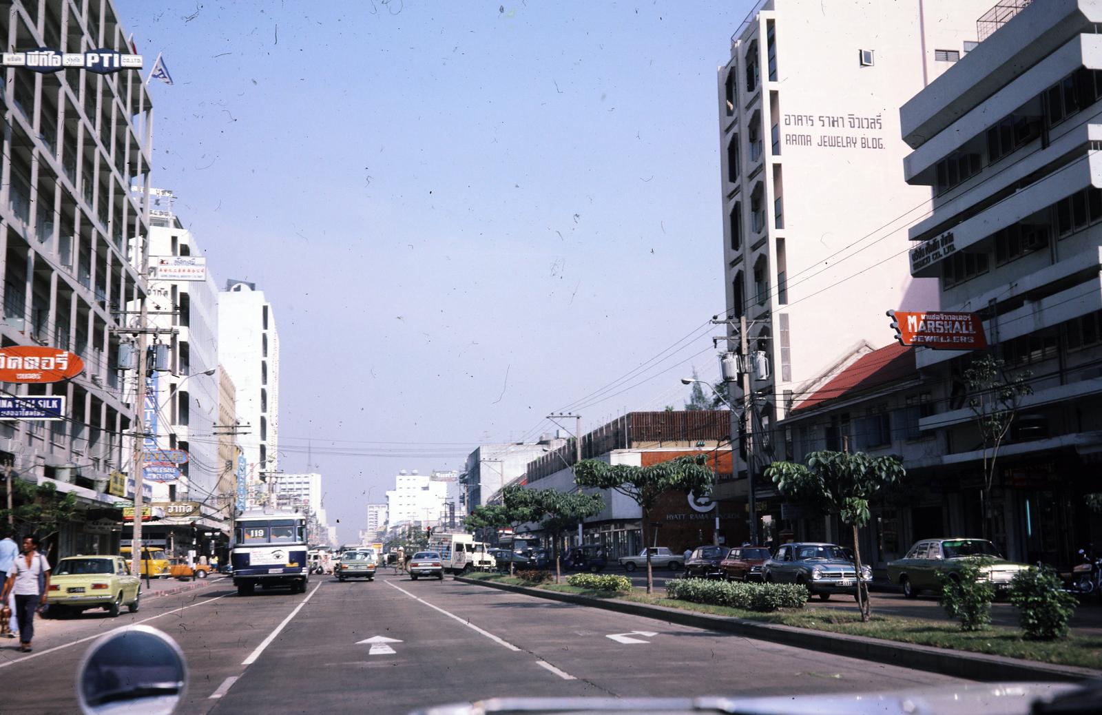Thaiföld, Bangkok, Si Lom Road., 1974, Szegő István, Fortepan #294786