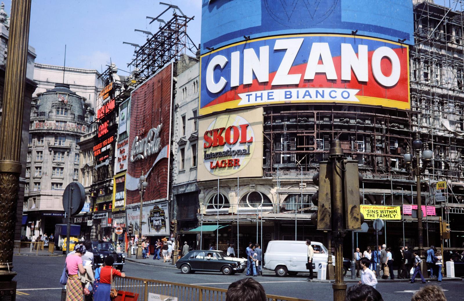Egyesült Királyság, London, Piccadilly Circus, balra szemben a Glasshouse Street, jobbra a Shaftesbury Avenue., 1974, Szegő István, Fortepan #294795