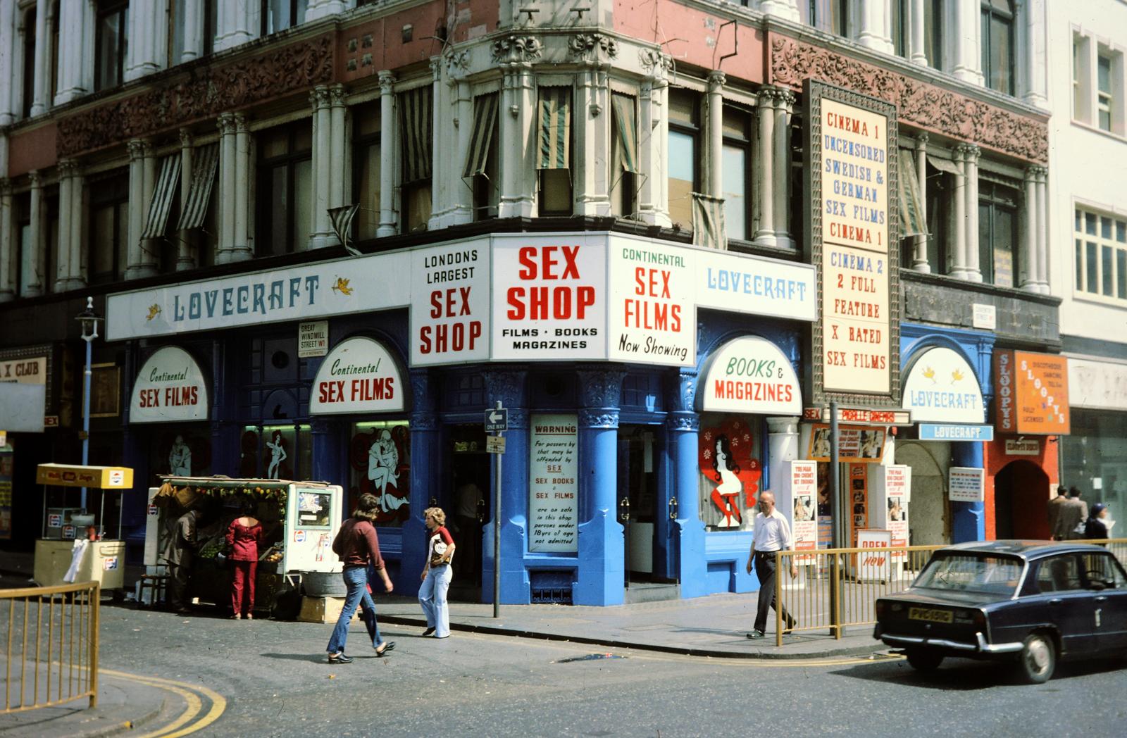 Egyesült Királyság, London, Coventry Street, balra a Great Windmill Street torkolata., 1976, Szegő István, színes, büfé, mozgóárus, erotika, Pepsi-márka, épületdísz, Fortepan #294796