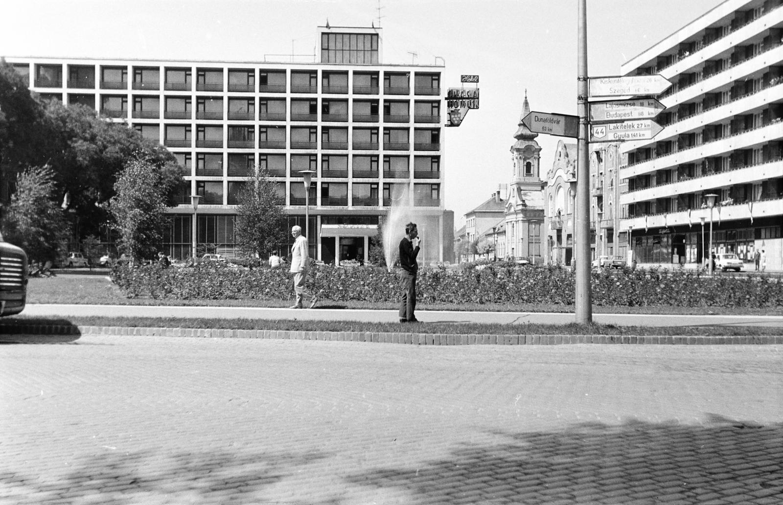 Magyarország, Kecskemét, Kossuth tér, balra az Aranyhomok szálló, középen hátul a görögkeleti szerb templom., 1970, Szilágyi Lajosné, Fortepan #294808