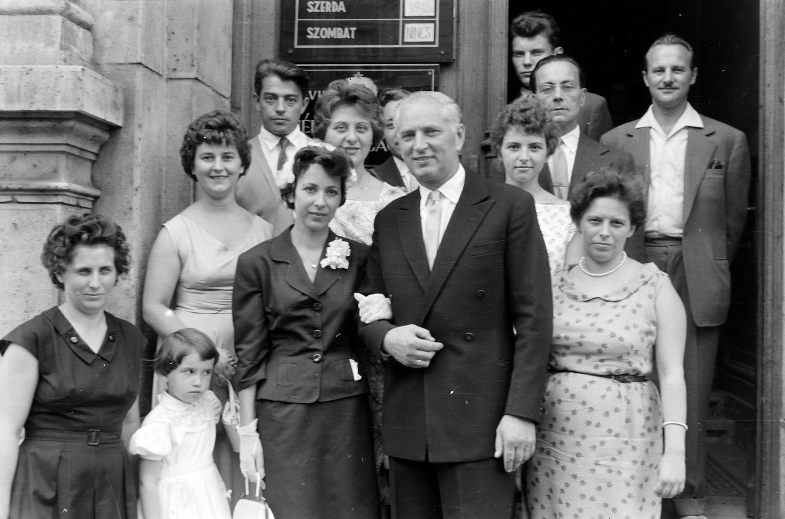 Magyarország, Budapest VIII., Baross utca 63-67., a felvétel a Kerületi Tanács (később Polgármesteri Hivatal) kapujában készült., 1959, Szilágyi Lajosné, Budapest, Fortepan #294821