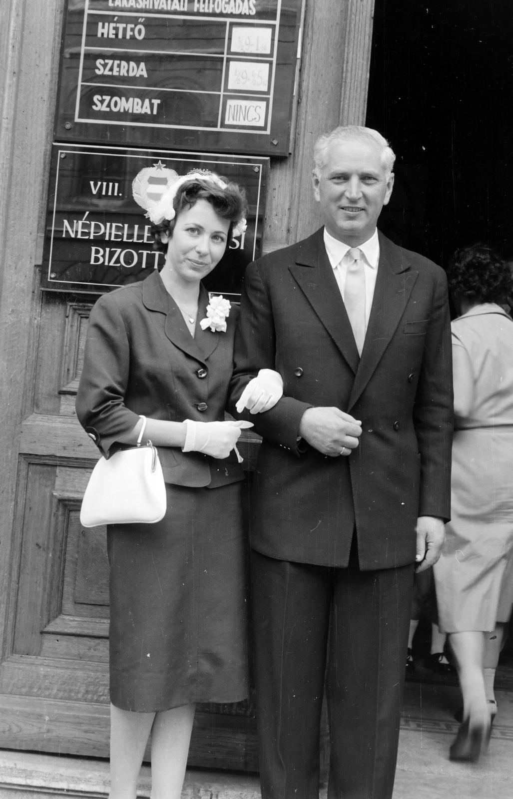 Hungary, Budapest VIII., Baross utca 63-67., a felvétel a Kerületi Tanács (később Polgármesteri Hivatal) kapujában készült., 1959, Szilágyi Lajosné, Budapest, Fortepan #294822