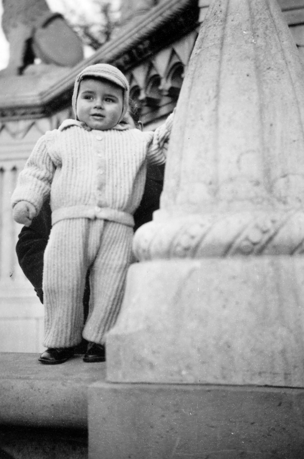Hungary, Budapest I., Szentháromság tér, Szent István szobor talapzata., 1949, Gál László, Budapest, kid, Fortepan #29483