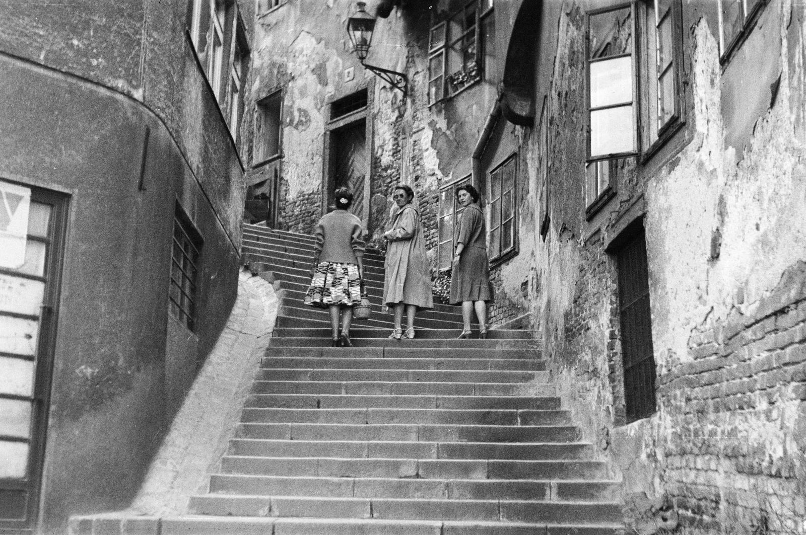 Szlovákia, Pozsony, Várlépcső (Zámocké schody)., 1961, Szilágyi Lajosné, téglafal, nők, kandeláber, lépcső, épületkár, Fortepan #294839