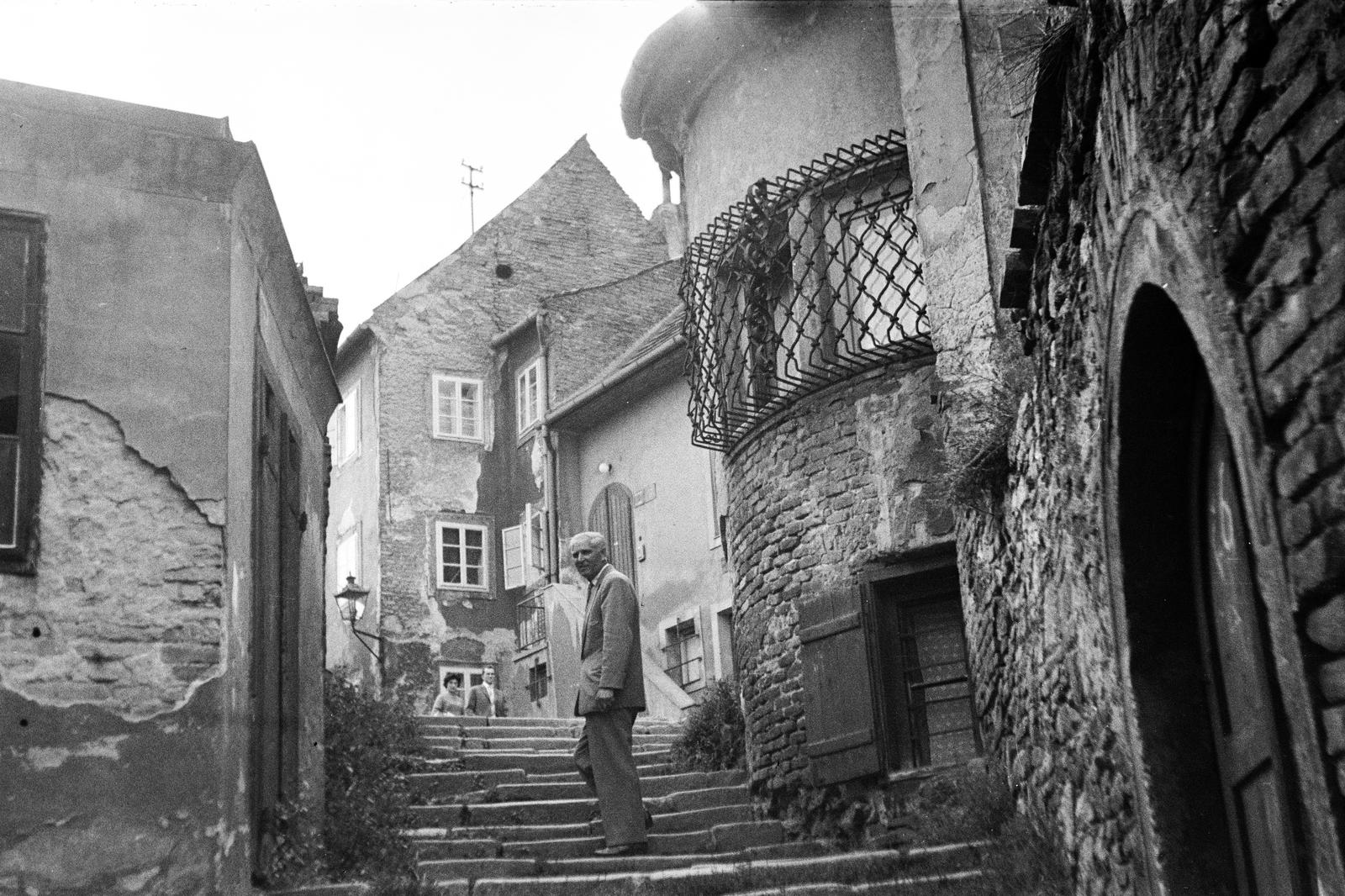 Slovakia, Bratislava, Várlépcső (Zámocké schody)., 1961, Szilágyi Lajosné, brick wall, arch, man, candelabra, stairs, firewall, damaged building, Fortepan #294841