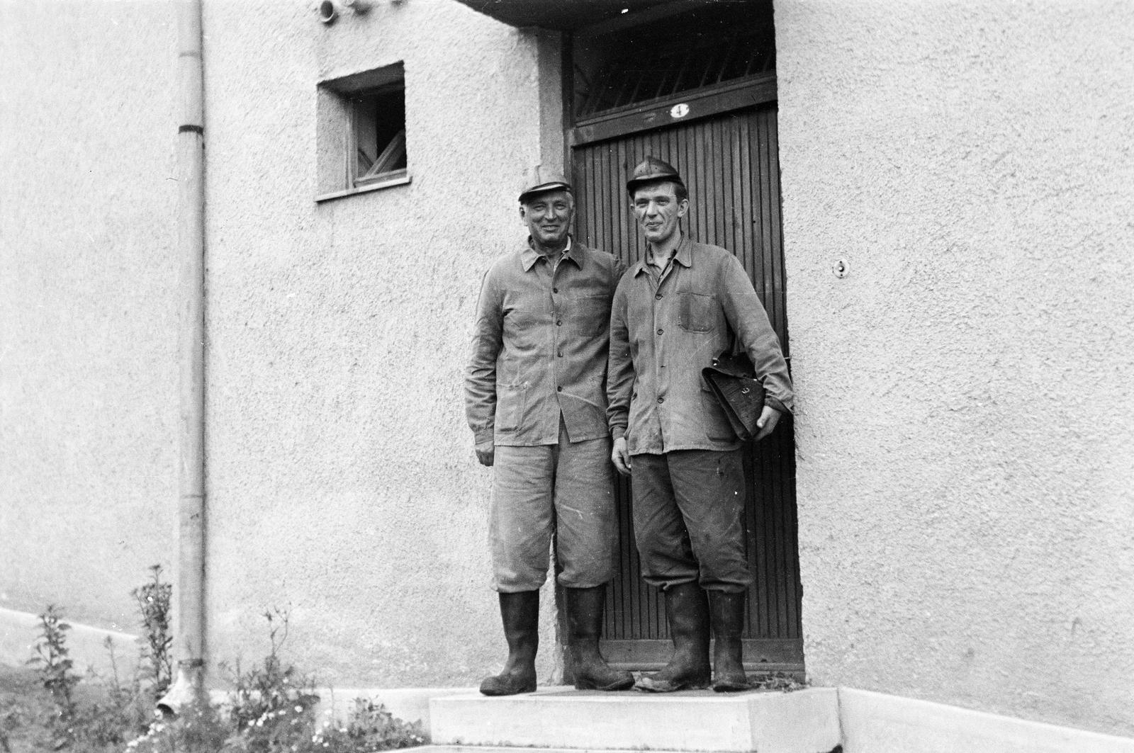 1961, Szilágyi Lajosné, bányász, ajtóban állás, Fortepan #294848