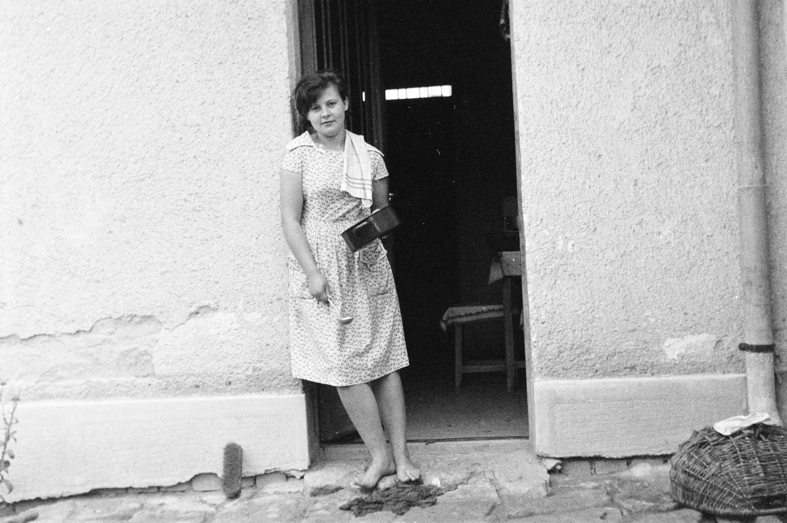1961, Szilágyi Lajosné, Best of, standing in door, barefoot, ladle, Fortepan #294850
