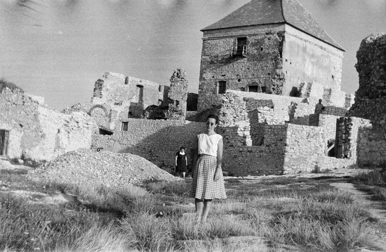 Magyarország, Sümeg, a felvétel a várban a kapu közelében készült., 1960, Szilágyi Lajosné, Fortepan #294858
