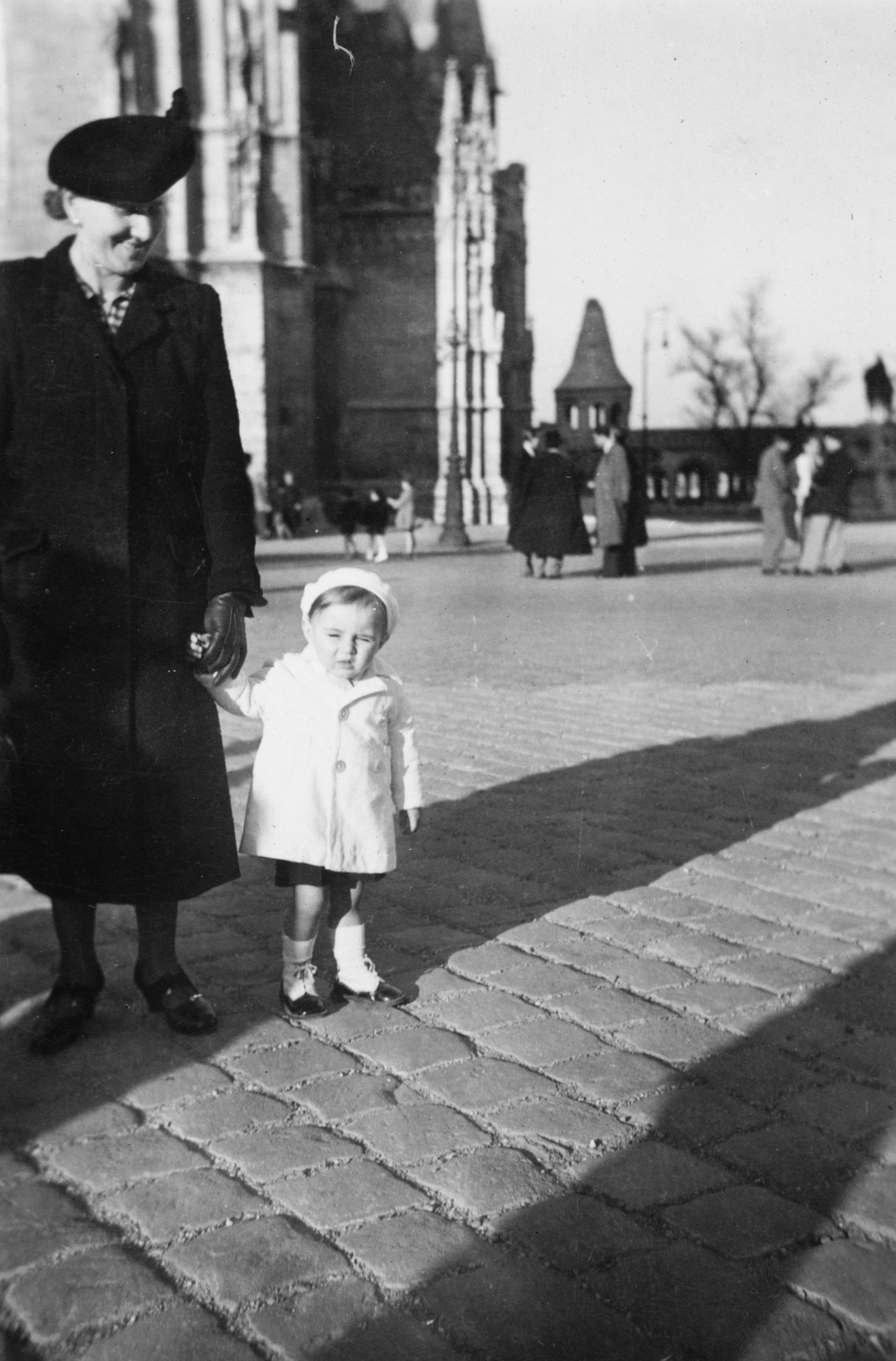 Hungary, Budapest I., Szentháromság tér, háttérben a Mátyás-templom és a Halászbástya., 1949, Gál László, Budapest, grandparent, hold hands, kid, Fortepan #29486