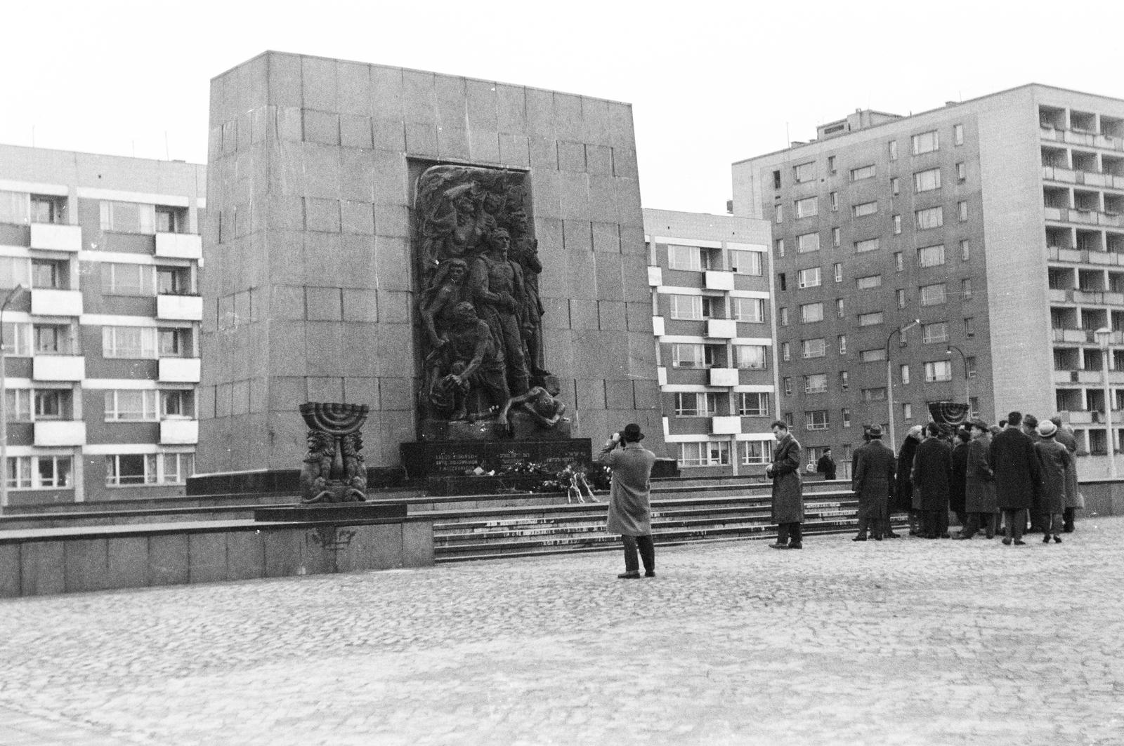 Poland, Warsaw, az 1943-as varsói gettófelkelés áldozatainak emlékműve az aleja Sendlerowej felől nézve., 1964, Szilágyi Lajosné, Fortepan #294865