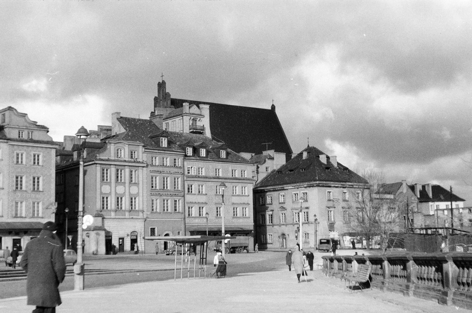Poland, Warsaw, Plac Zamkowy, a háttérben fent a Keresztelő Szent János-székesegyház (Bazylika archikatedralna św. Jana Chrzciciela)., 1964, Szilágyi Lajosné, Fortepan #294871
