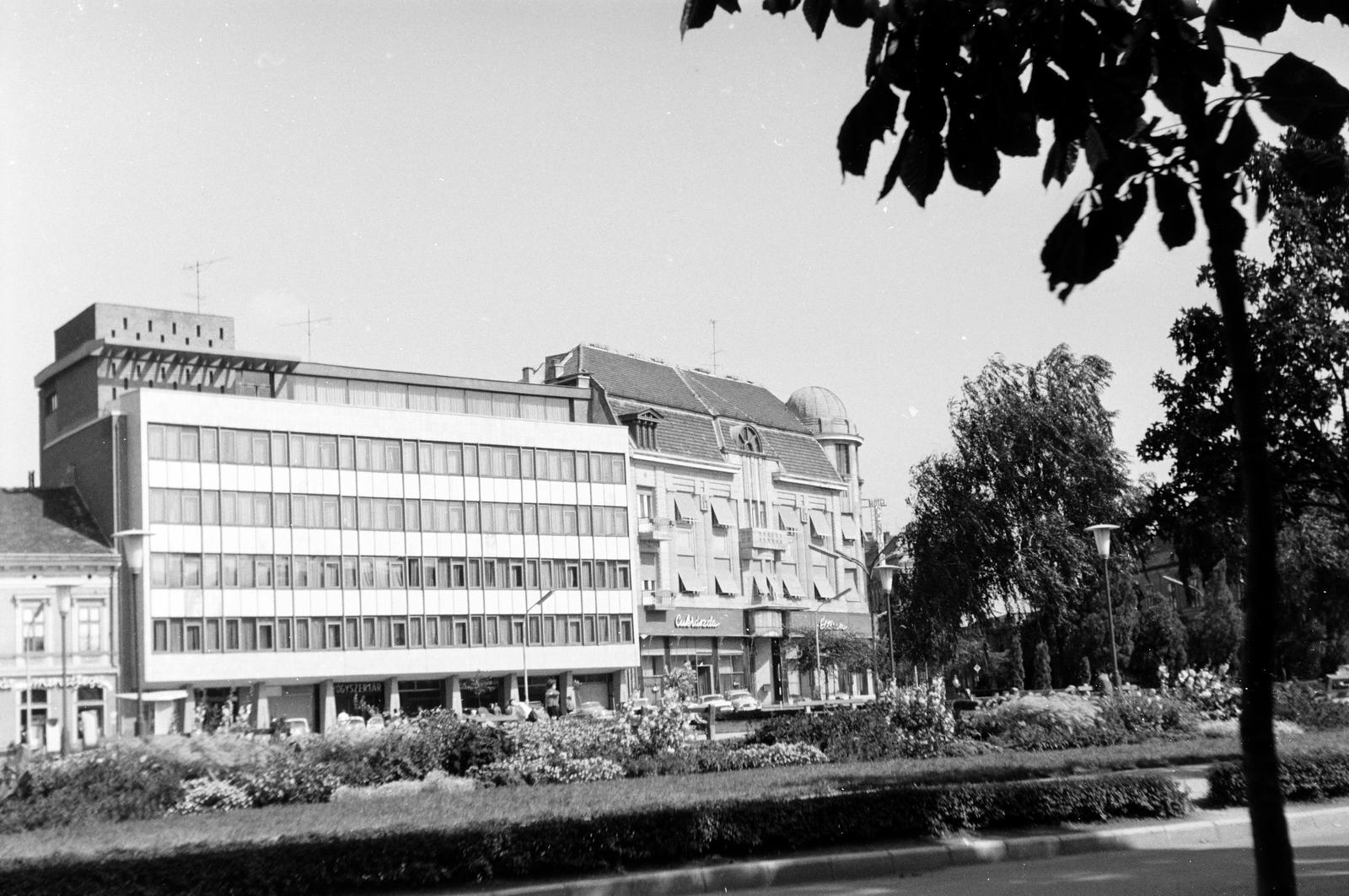 Hungary, Nagykanizsa, Erzsébet (Szabadság) tér, jobbra a Centrál Hotel., 1964, Szilágyi Lajosné, Fortepan #294872