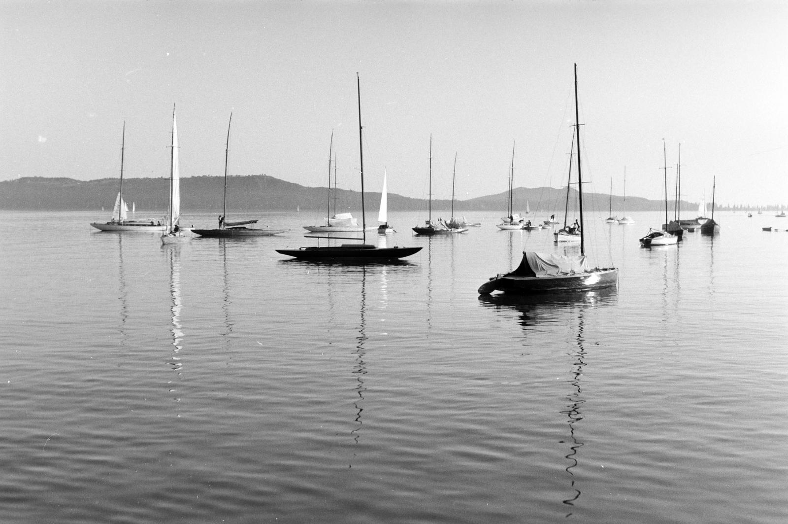 Magyarország, Balatonfüred, a vitorlások háttérében a Tihanyi félsziget., 1964, Szilágyi Lajosné, Fortepan #294874