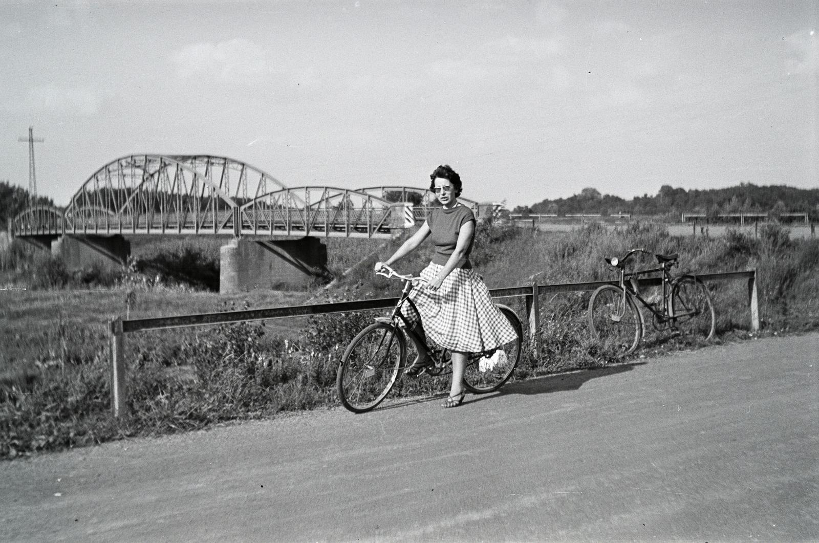 Magyarország, Sarkad, balra a Fekete-Körös feletti híd látható., 1966, Szilágyi Lajosné, kerékpár, híd, Fortepan #294878