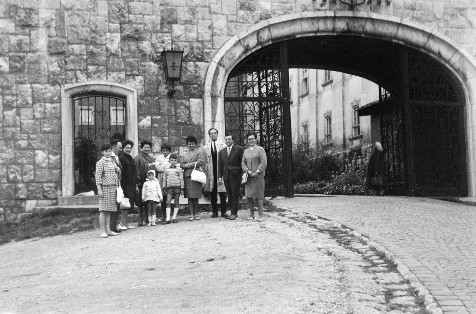Magyarország, Pannonhalma, a Pannonhalmi Bencés Főapátság főkapuja., 1966, Szilágyi Lajosné, Fortepan #294887