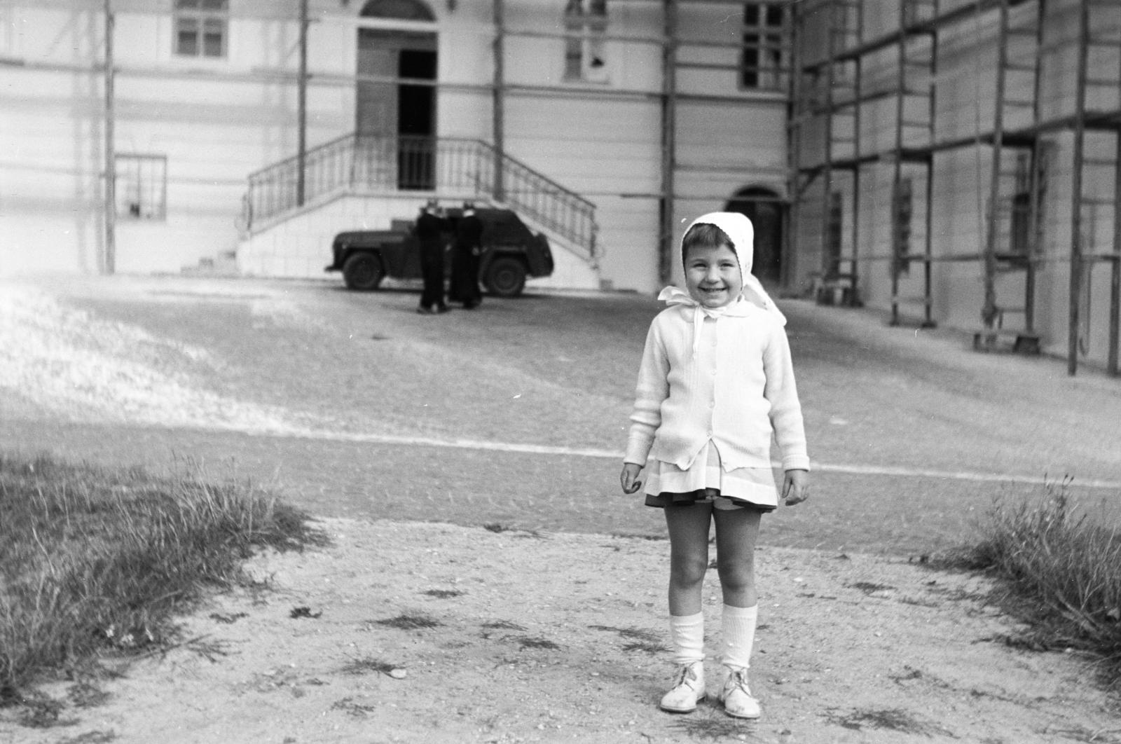 Magyarország, Pannonhalma, Pannonhalmi Bencés Főapátság, a felvétel az udvaron készült., 1966, Szilágyi Lajosné, kislány, fejkendő, Fortepan #294888