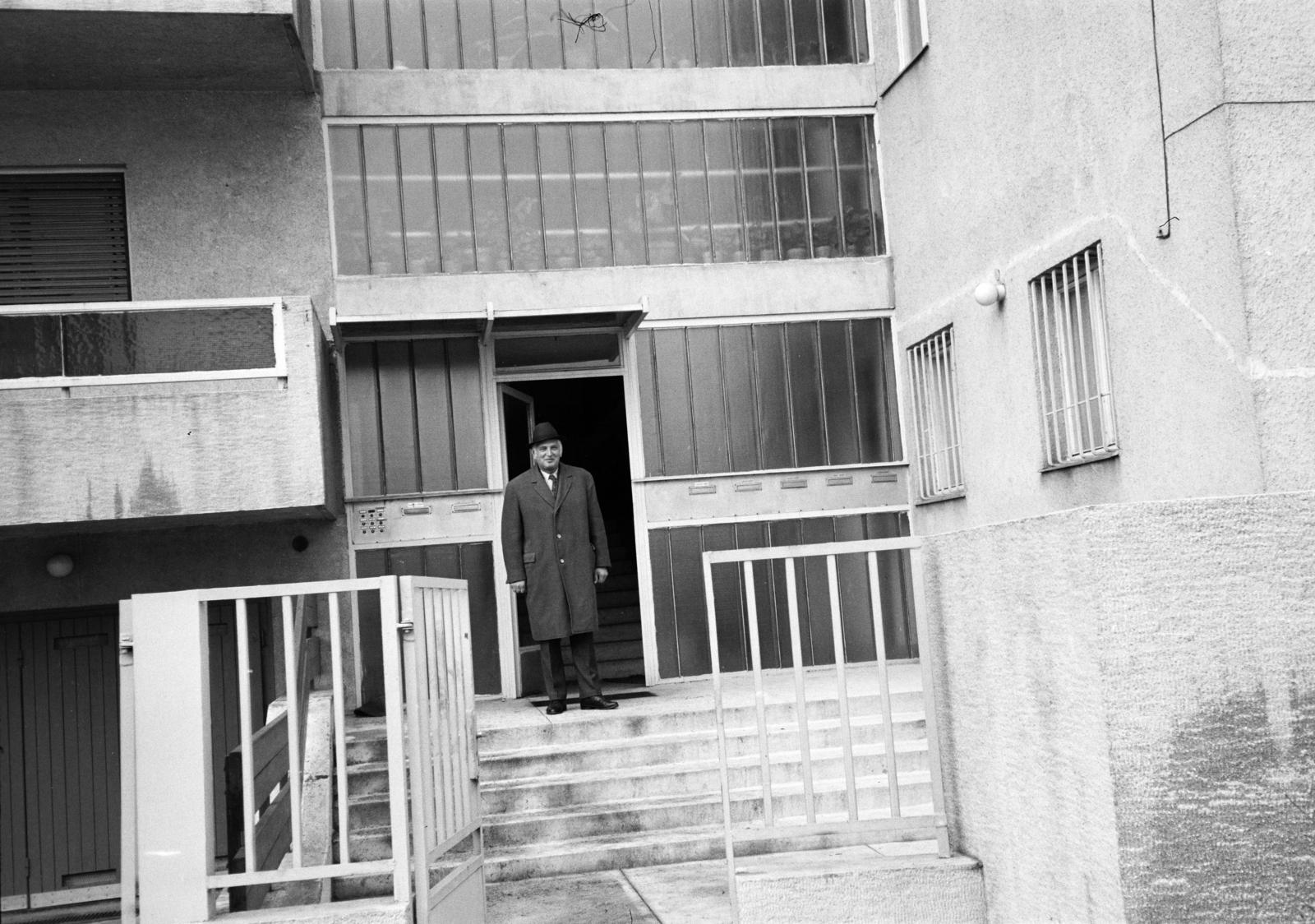 Magyarország, Budapest XI., Zólyomi út, a Muskotály utca sarkán álló ház bejárata., 1974, Szilágyi Lajosné, Budapest, Fortepan #294893