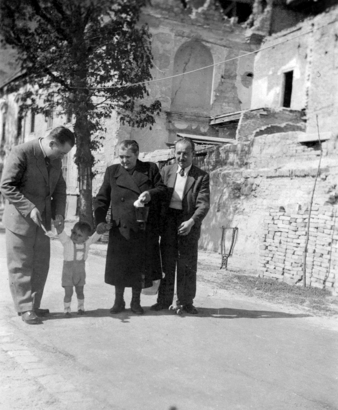 Hungary, Budapest I., Tóth Árpád sétány., 1949, Gál László, war damage, grandparent, tableau, men, trash can, grandchild, Budapest, Fortepan #29490