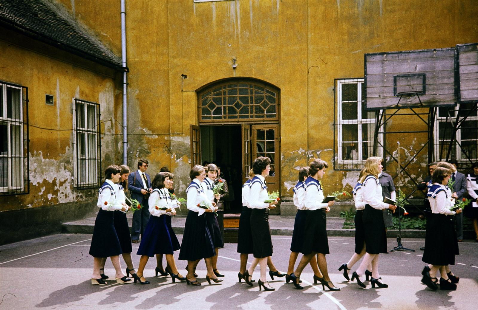 Hungary, Győr, Liszt Ferenc utca 17., ballagási ünnepség a Zrínyi Ilona Gimnázium udvarán., 1978, Szilágyi Lajosné, graduation, Fortepan #294900