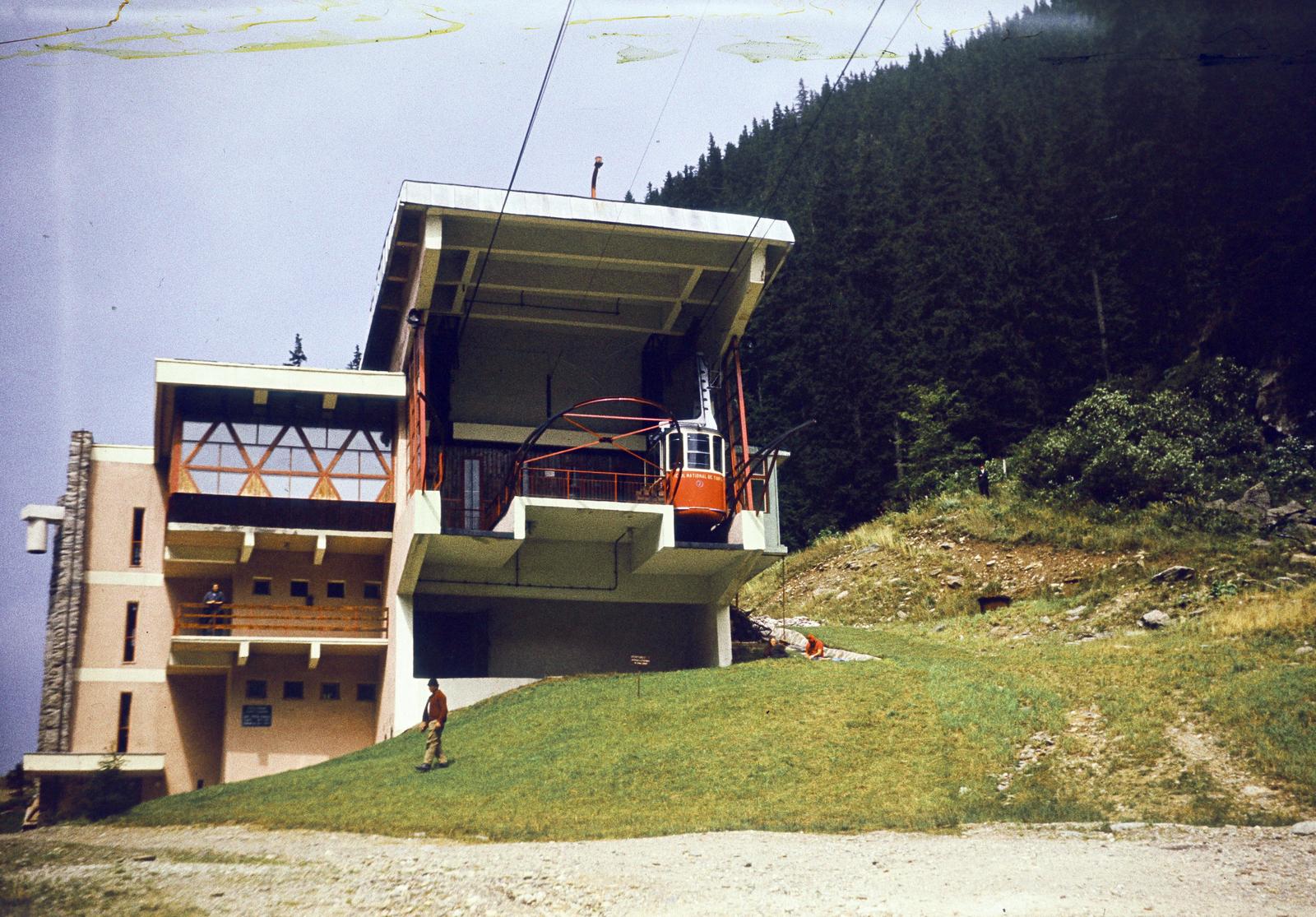 Románia,Erdély, Kercisora, Fogarasi-havasok, a Bilea-tóhoz tartó kabinos kötélpálya alsó végállomása., 1974, Szilágyi Lajosné, Fortepan #294903
