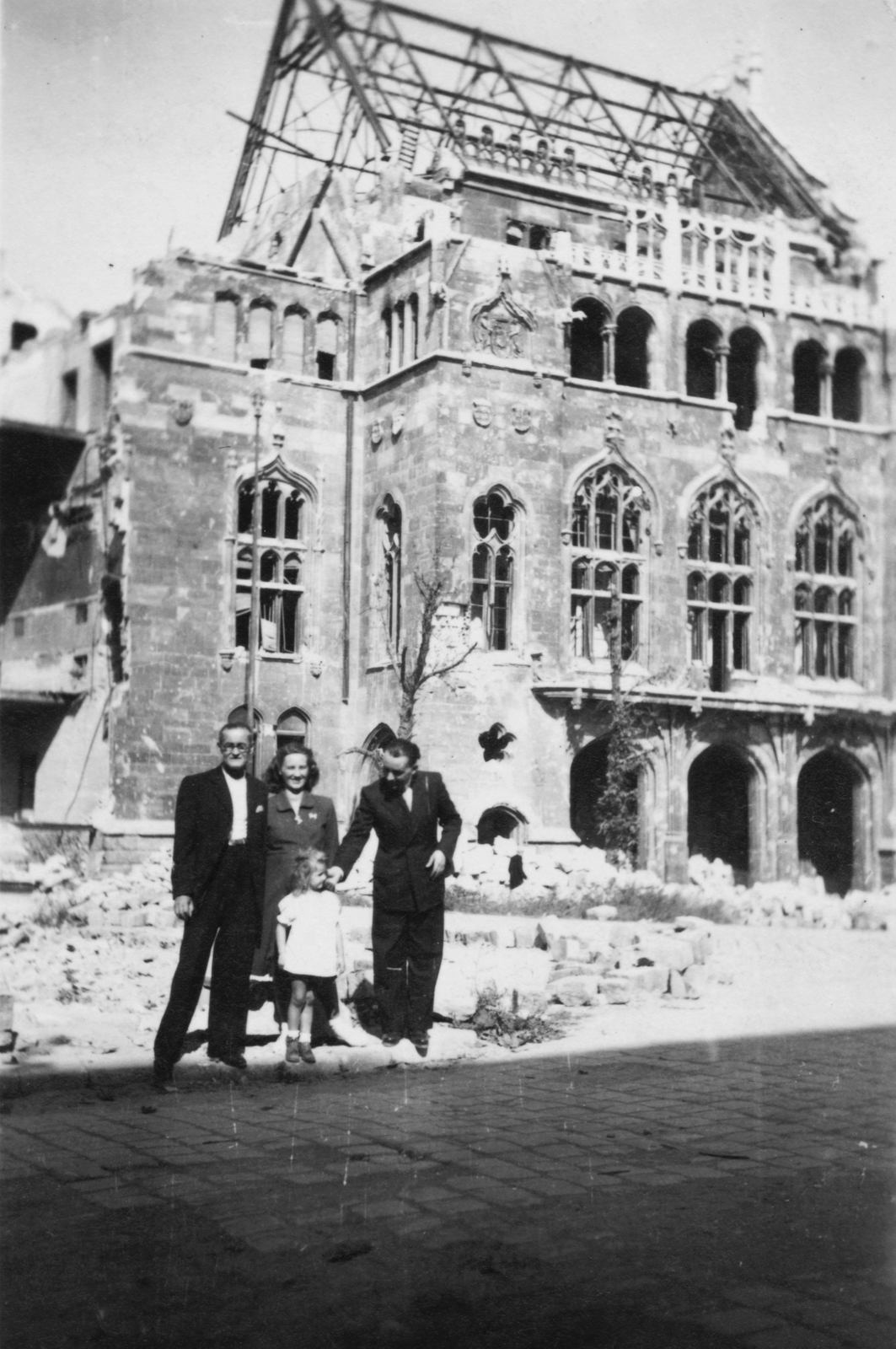 Magyarország, Budapest I., Szentháromság tér, háttérben a régi Pénzügyminisztérium romos épülete., 1947, Gál László, háborús kár, épületkár, középület, neogótika, Budapest, Fellner Sándor-terv, kislány, hölgy, úriember, csoportkép, Fortepan #29491