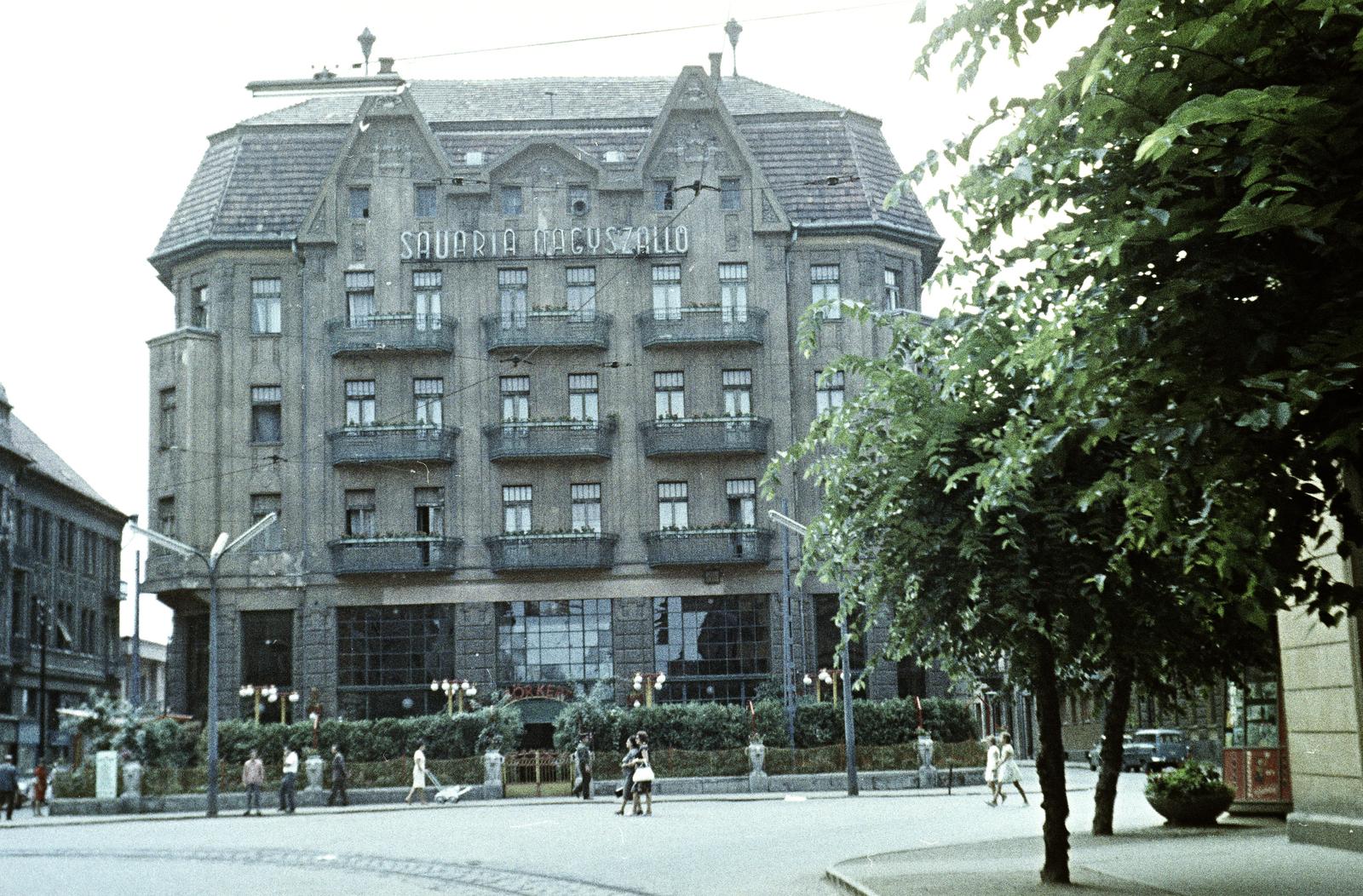 Magyarország, Szombathely, Széll Kálmán (Savaria) utca - Király (Bajcsy-Zsilinszky) utca sarok, szemben a Savaria Nagyszálló., 1963, Szilágyi Lajosné, Fortepan #294919