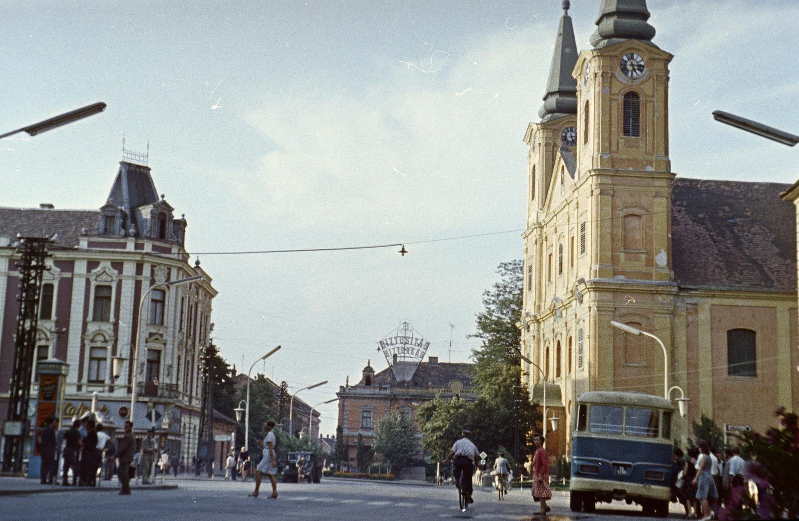 Hungary, Zalaegerszeg, Kazinczy (Marx) tér, szemben a Mindszenty József (Kovács Károly) tér, jobbra a Mária Magdolna-templom (Nagytemplom)., 1963, Szilágyi Lajosné, Fortepan #294923