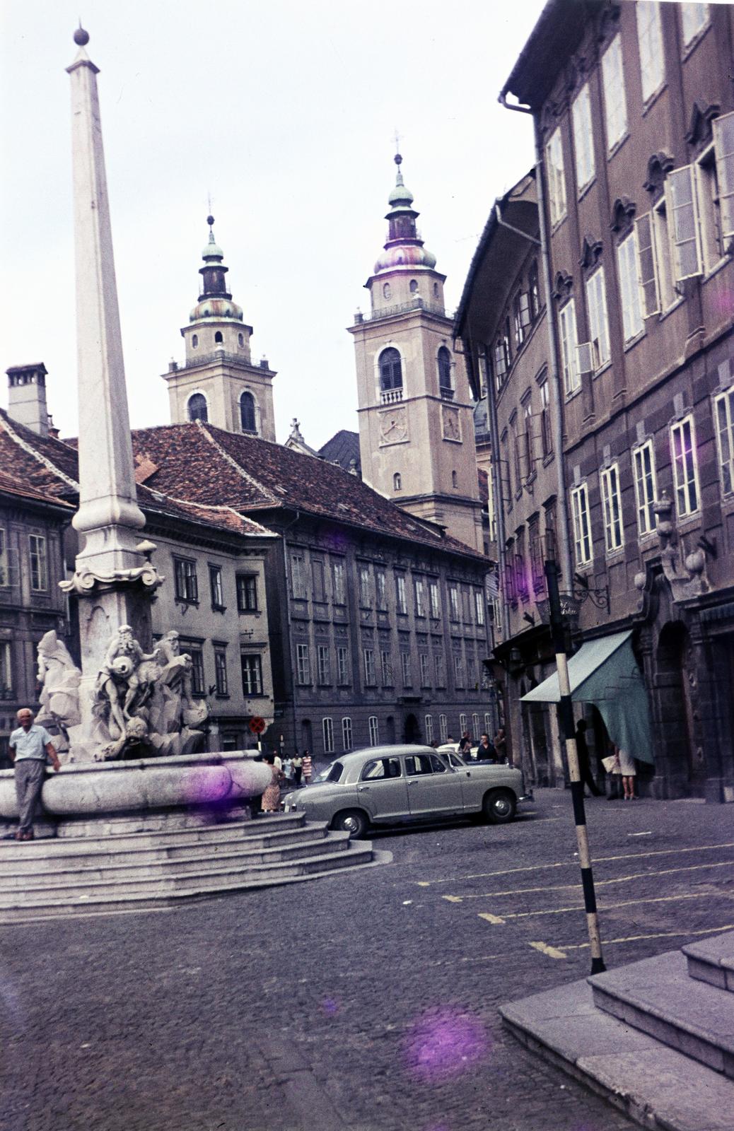 Szlovénia, Ljubljana, Városi tér (Mestni trg), Robba-szökőkút (Robbov vodnjak), háttérben a Szent Miklós-székesegyház (stolnica sv. Nikolaja)., 1972, Szilágyi Lajosné, Fortepan #294927