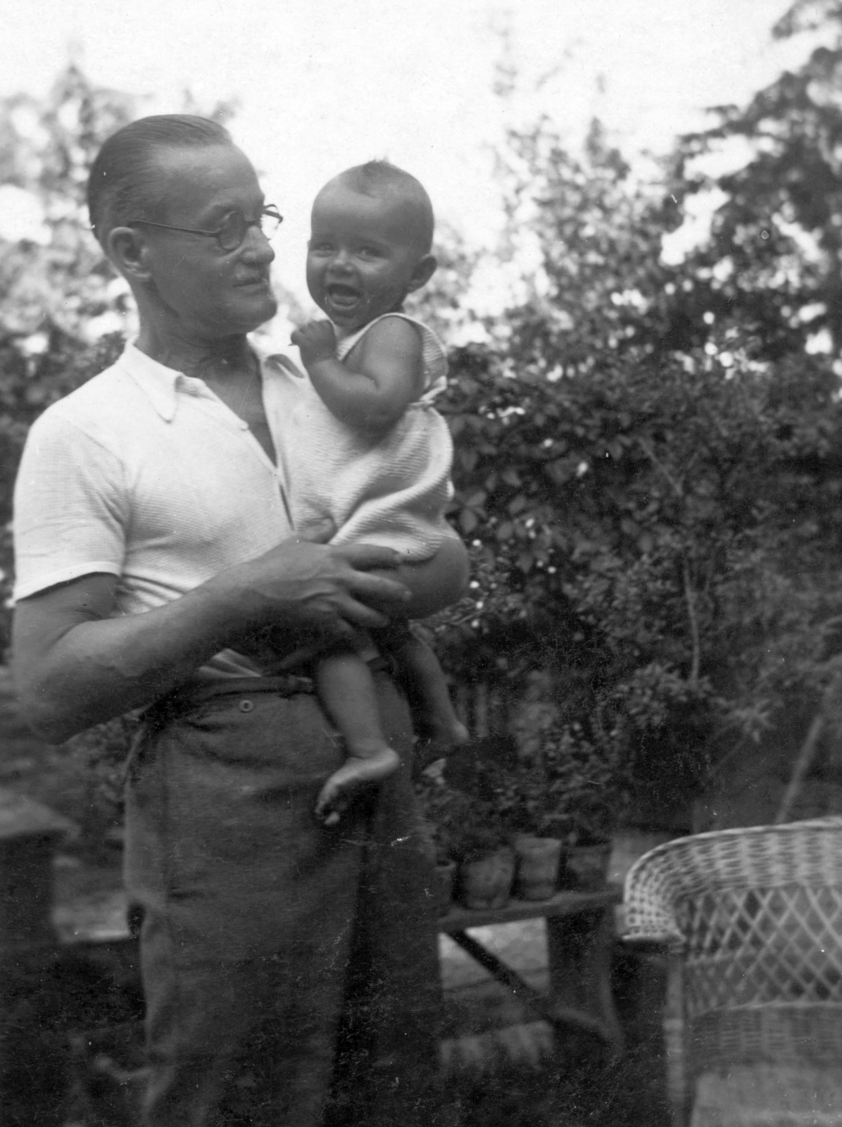 Hungary, Óbuda, Budapest III., San Marco utca 71-73. udvara., 1948, Gál László, kid, wicker chair, glasses, man, double portrait, Budapest, hold in arms, doll, Fortepan #29493