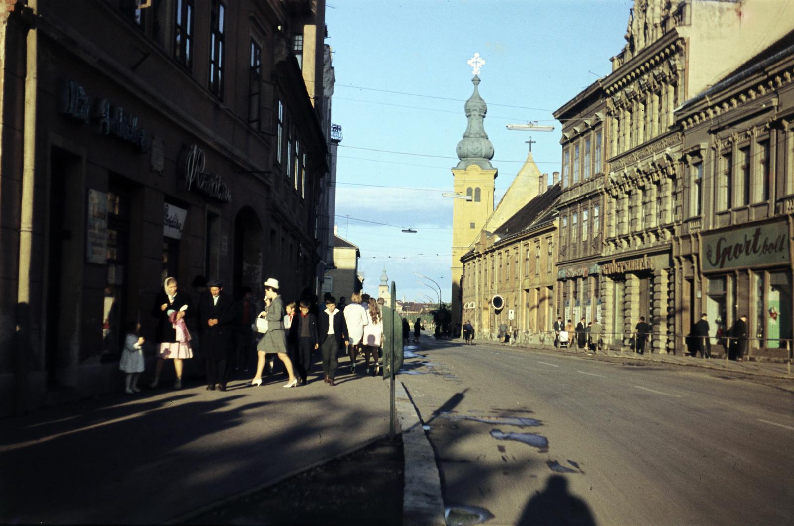 Magyarország, Szombathely, Fő (Köztársaság) tér, szemben a Szent Márton (Tolbuhin) utca és az Árpád-házi Szent Erzsébet-templom (ferences templom). A távolban a Szent Márton-templom látszik., 1966, Szilágyi Lajosné, Fortepan #294935